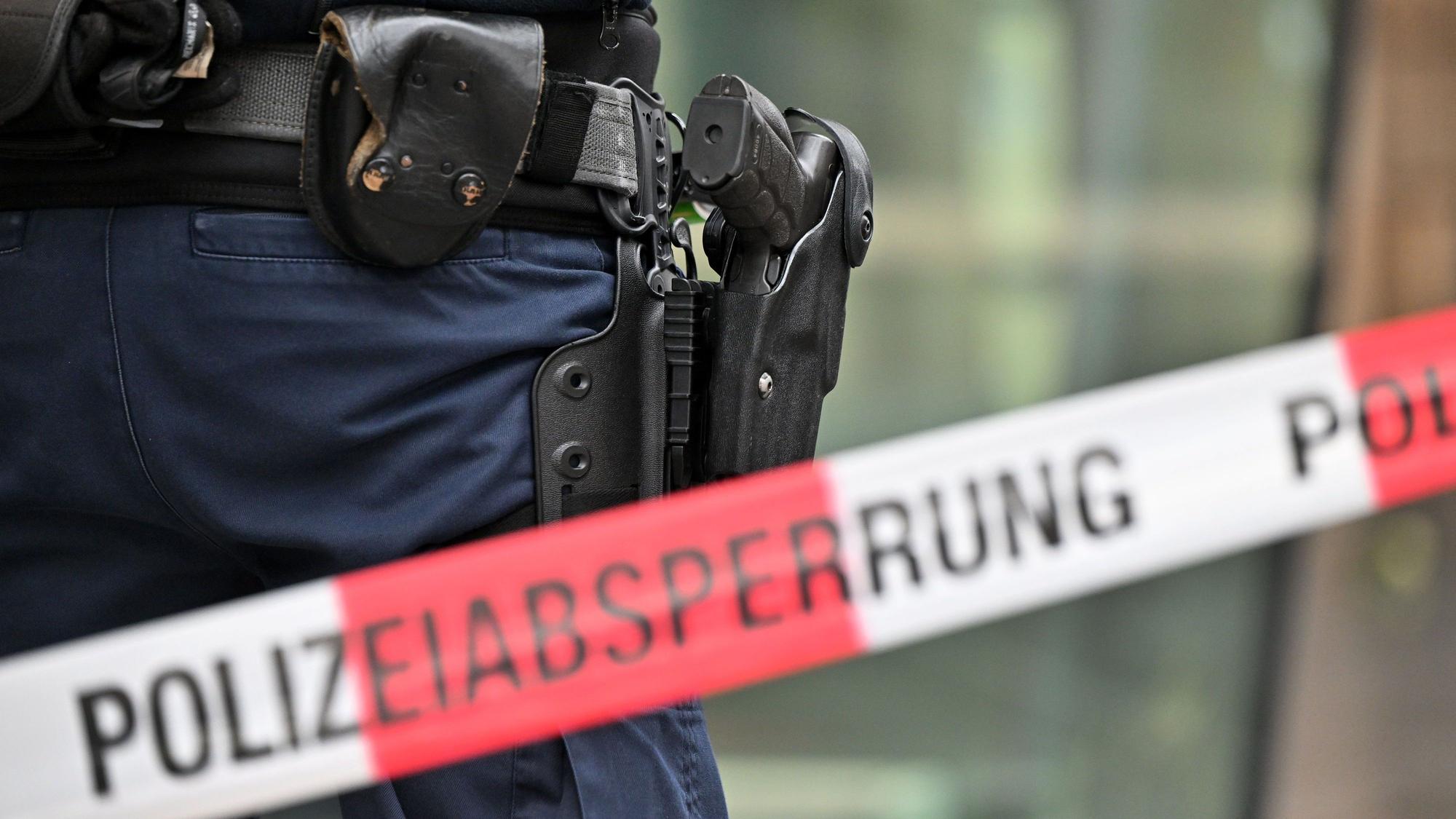 Bewaffnete Bundespolizisten stehen an einer Polizeiabsperrung.