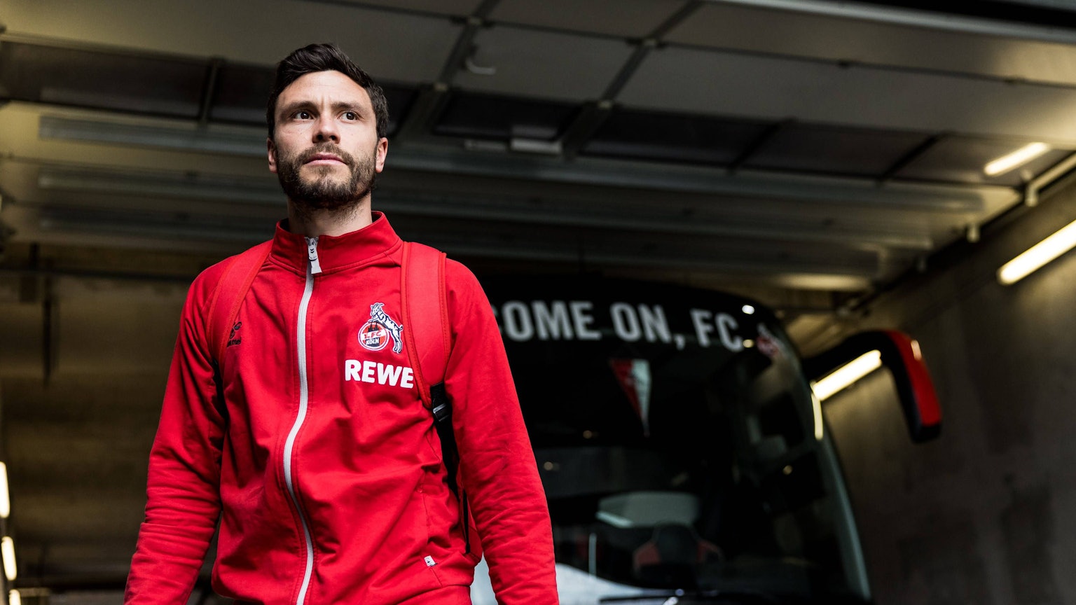 Jonas Hector bei der Busankunft