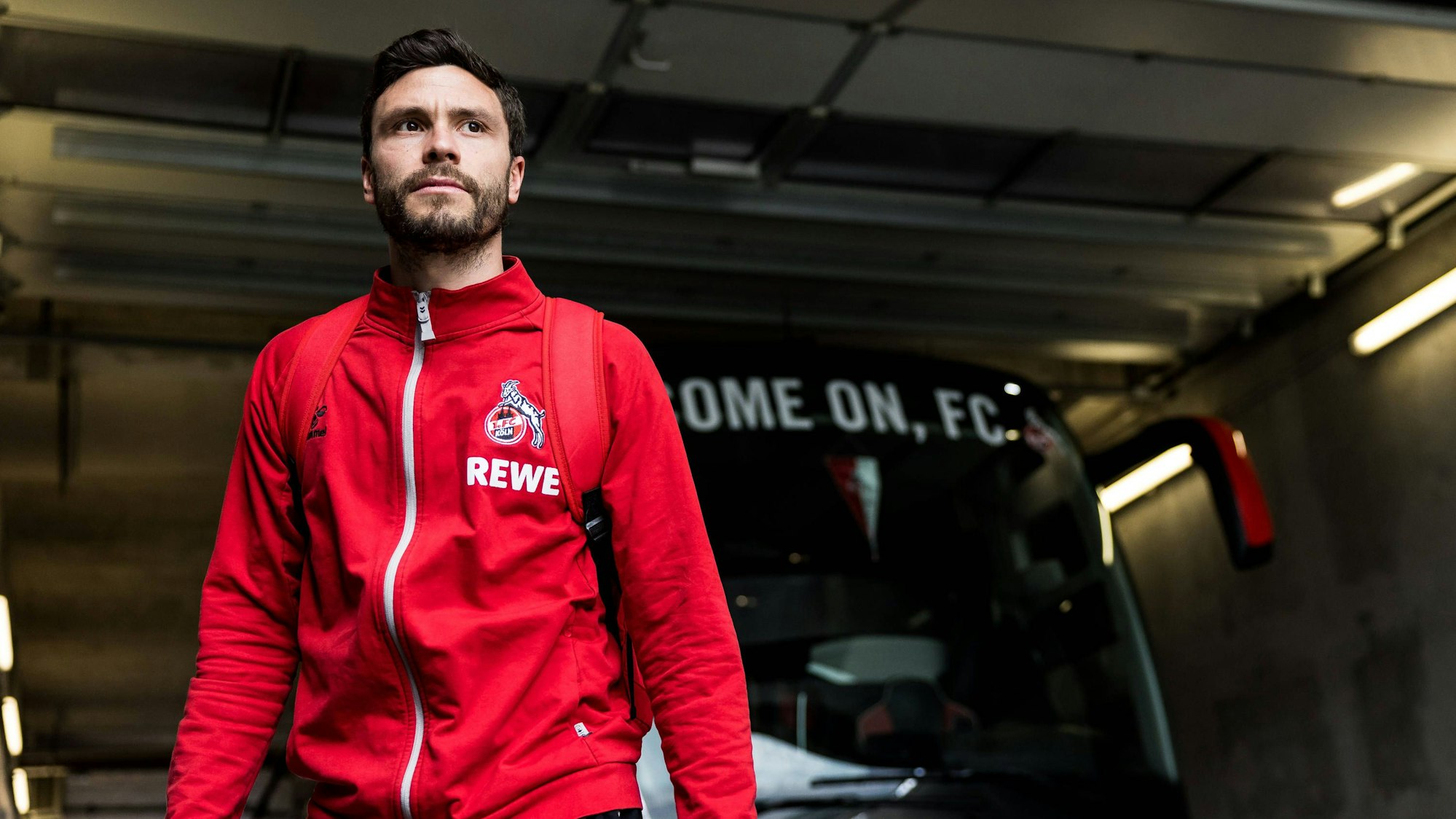 Jonas Hector bei der Busankunft