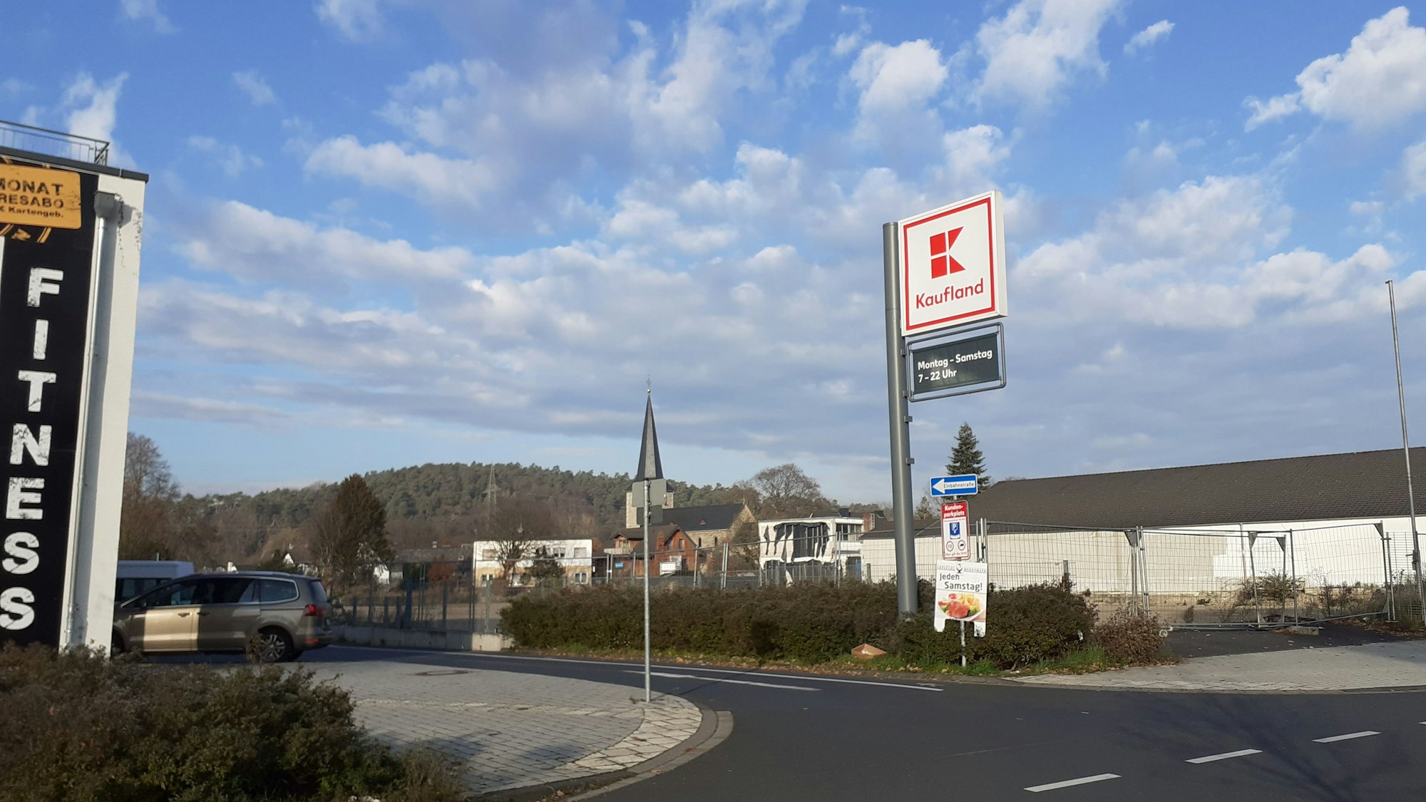 Auf diesem Grundstück an der Raiffeisenstraße will Röther einen Modepark bauen, das größte Einzelhandelsgeschäft in Lohmar.