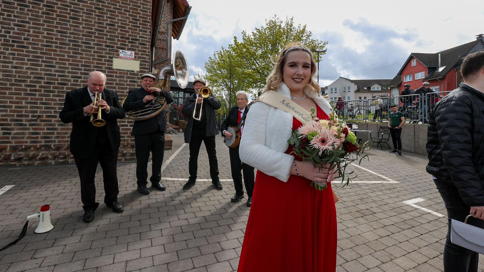 Die Blütenkönigin Celina Kotz beim Auftakt des Festes am Meckenheimer Bahnhof.