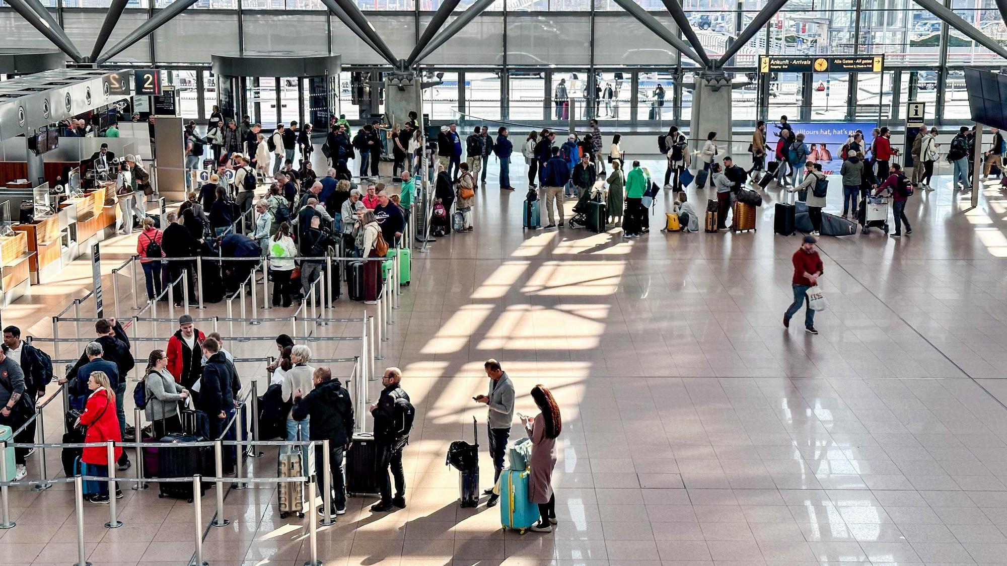 dpatopbilder - 22.04.2023, Hamburg: Lange Schlagen haben sich nach dem Warnstreik am Hamburger Flughafen vor dem Einlass zum Sicherheits-Check gebildet.