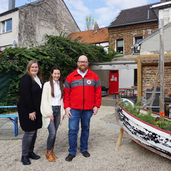 Karoline July (v.l.), Angelika Heinrich und Boris Brandhoff stellen das DRK-Integrationsprojekt "Wilkommen! Starke Netzwerke für Geflüchtete aus der Ukraine" vor.