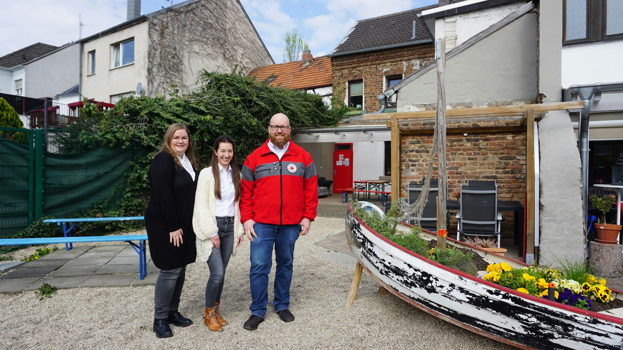 Karoline July (v.l.), Angelika Heinrich und Boris Brandhoff stellen das DRK-Integrationsprojekt "Wilkommen! Starke Netzwerke für Geflüchtete aus der Ukraine" vor.