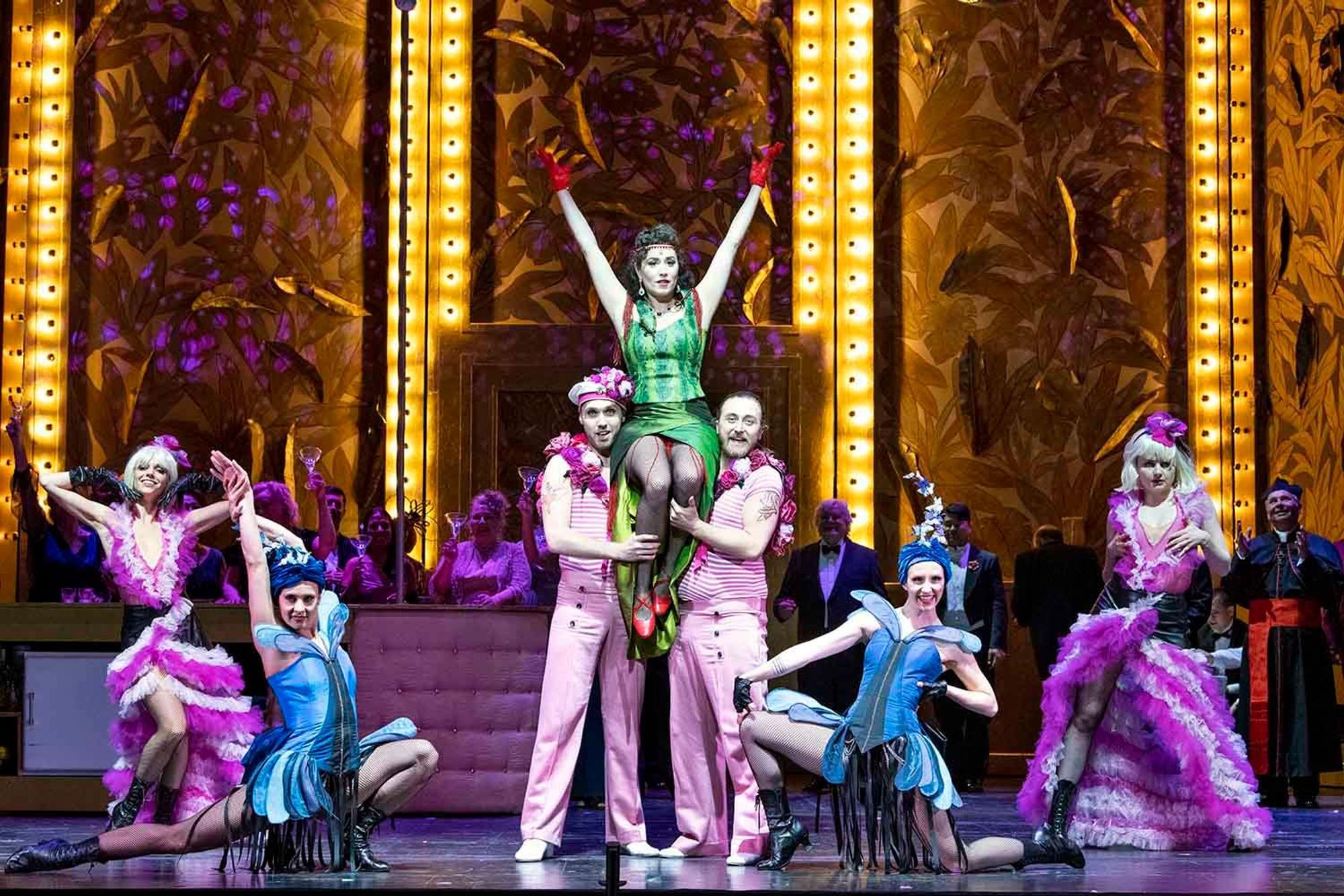 „Die Lustige Witwe“ - Operette von Franz Lehár im Opernhaus Bonn.