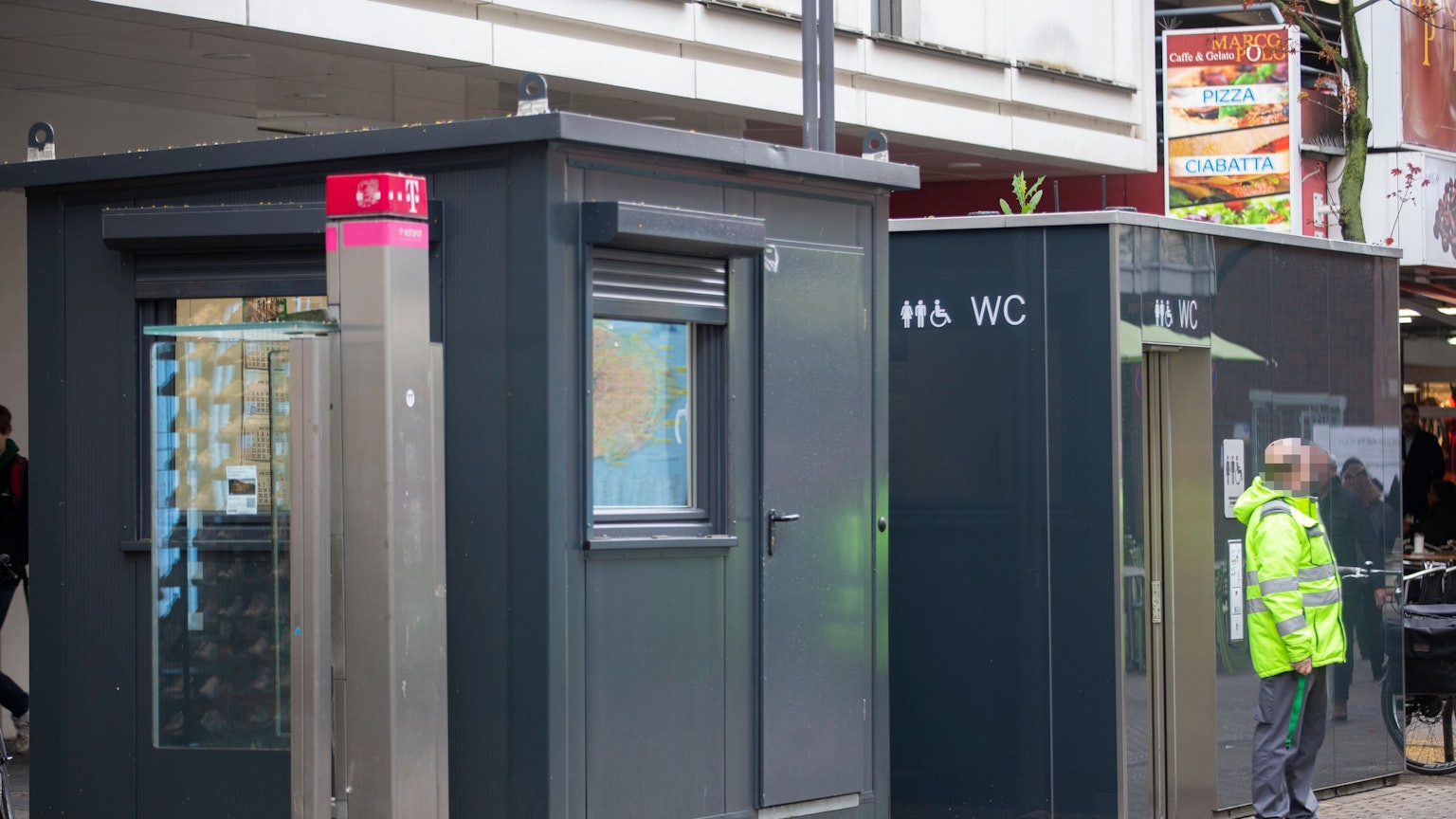 Der Container für die Wachleute (l.) steht gleich neben dem City WC in der Krebsgasse am Neumarkt.