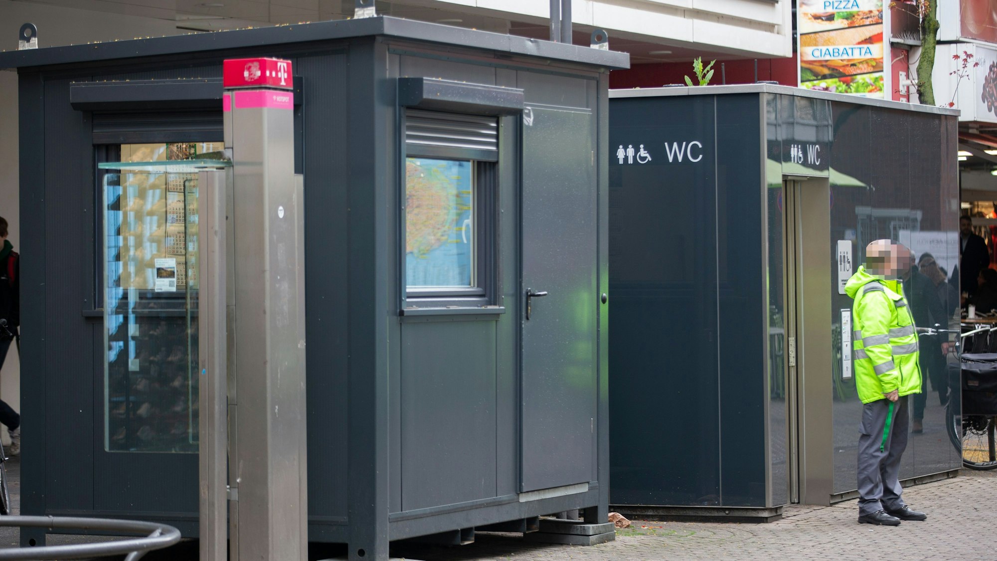 Der Container für die Wachleute (l.) steht gleich neben dem City WC in der Krebsgasse am Neumarkt.