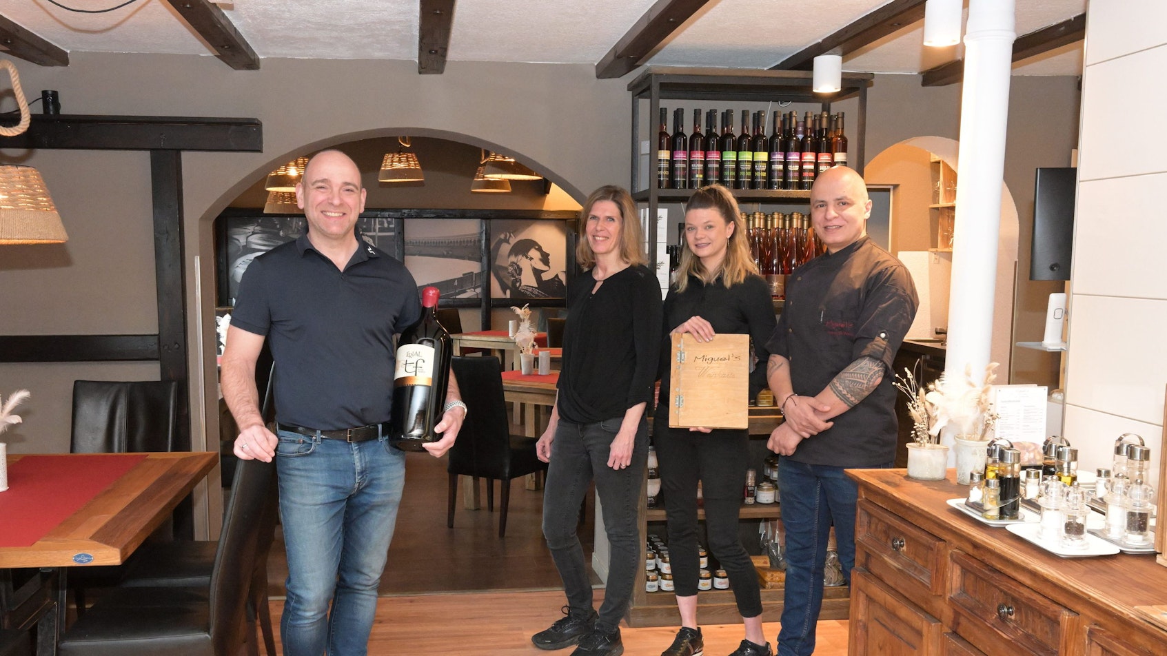 Freuen sich auf die Eröffnung: Luis Miguel Bernis Sierra (v.l.), Iris Bernis Sierra, Sabine Petsch und Vincenzo De Marco.