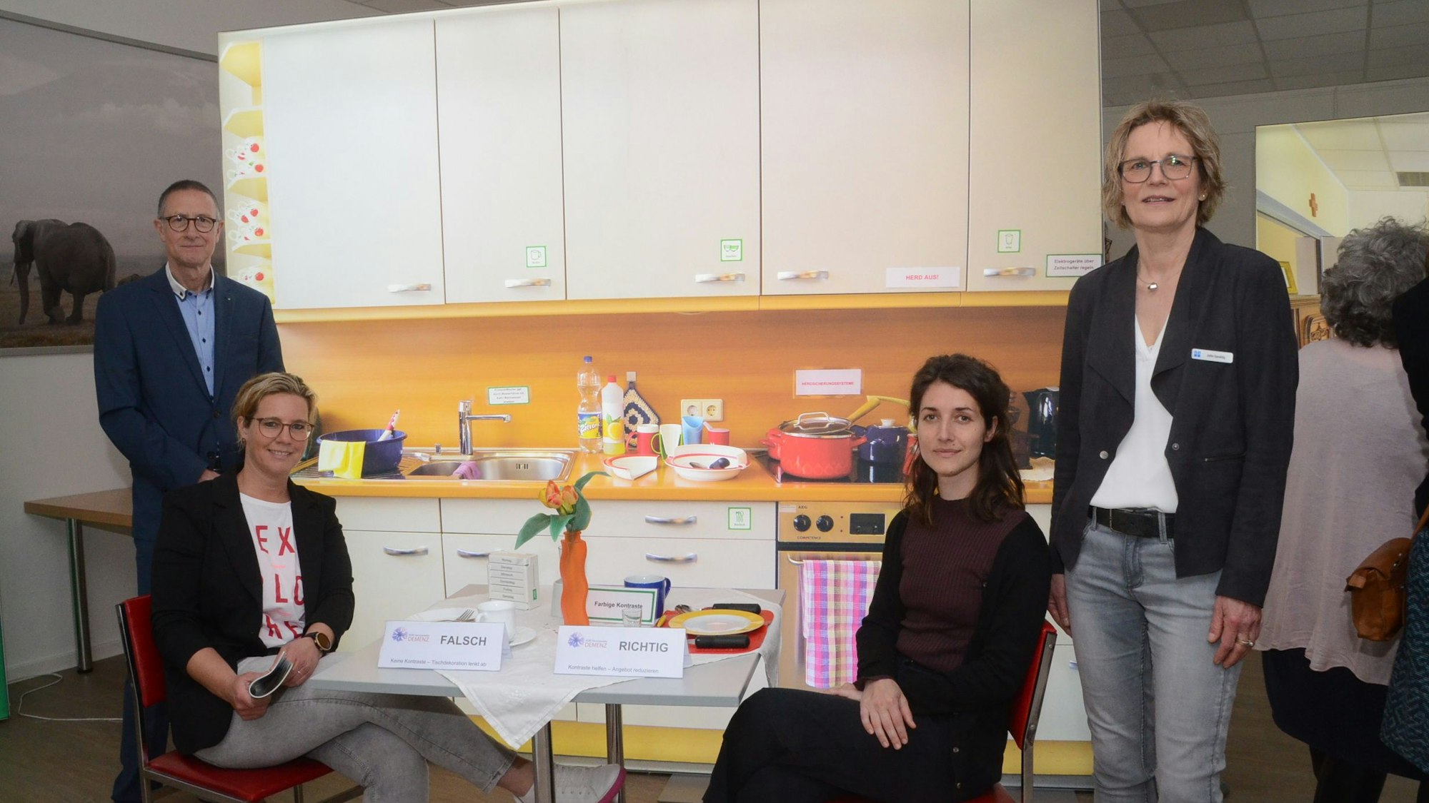 Vier Menschen in einer Musterwohnung für Demenzkranke.