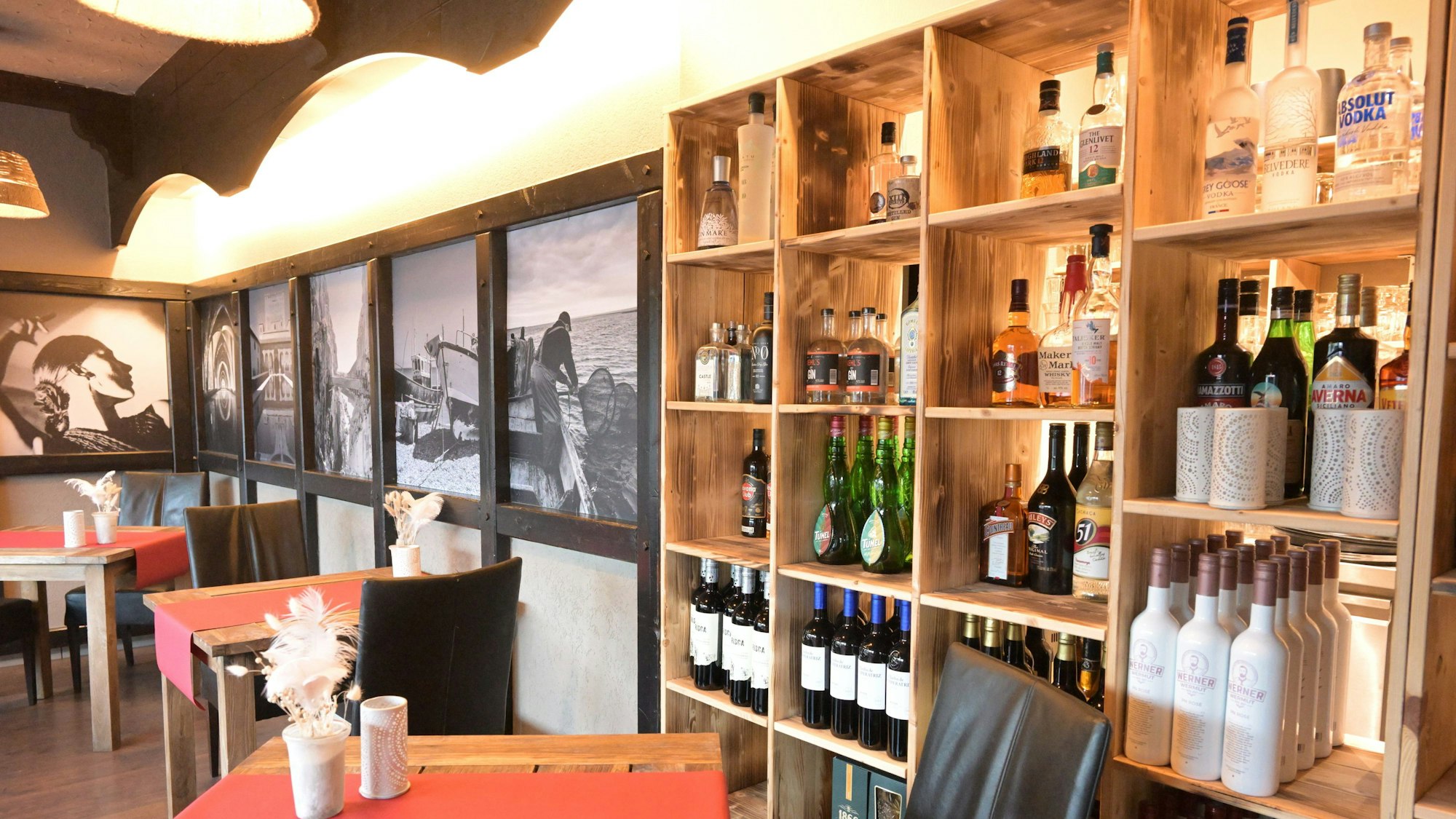 Ein Weinregal steht im Restaurant.