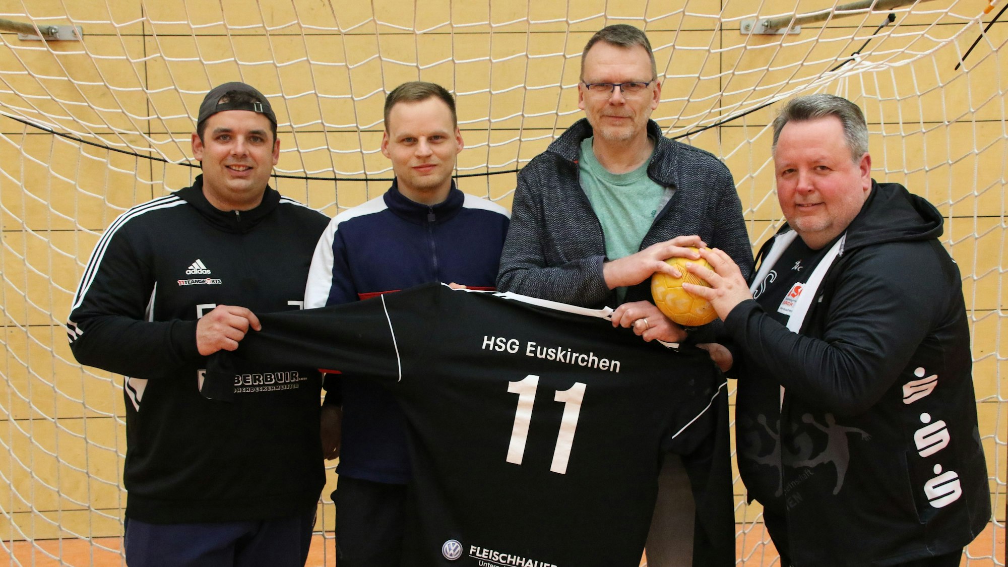 Das neue Trainerduo: Nils (2.v.l.) und Marco Matheis (2.v.r.) mit den Verantwortlichen Niklas Müller (l.) und Michael Sonntag.