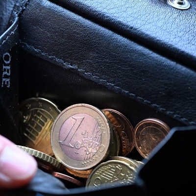 Kleingeld liegt im entsprechenden Fach eines Portemonnaies.