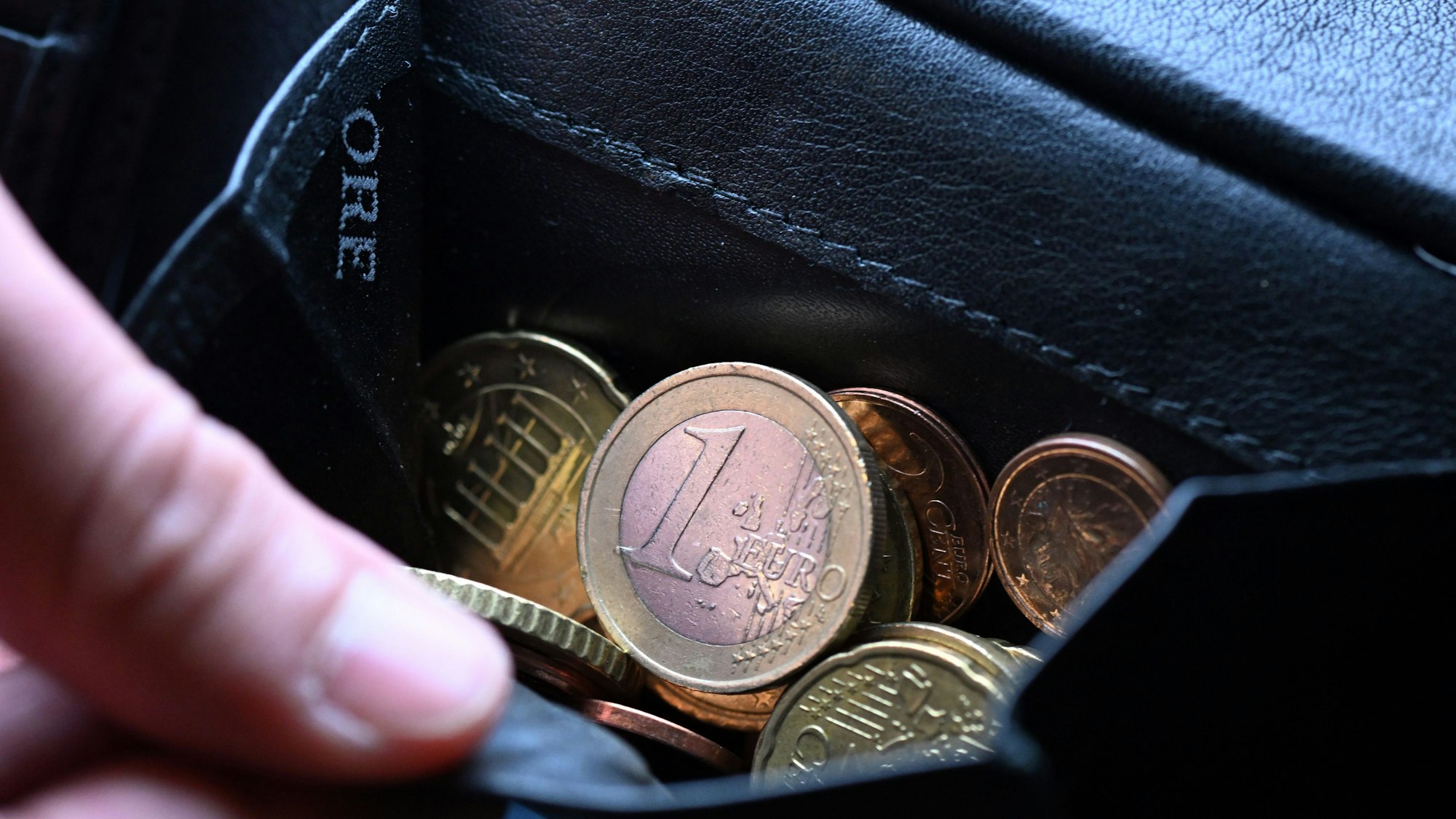 Kleingeld liegt im entsprechenden Fach eines Portemonnaies.