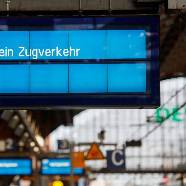 Am Kölner Hauptbahnhof steht auf einer Anzeigetafel „Kein Zugverkehr“. Die Gewerkschaft Deutscher Lokführer (GDL) will nach gescheiterten Tarifverhandlungen mit der Deutschen Bahn erneut streiken.