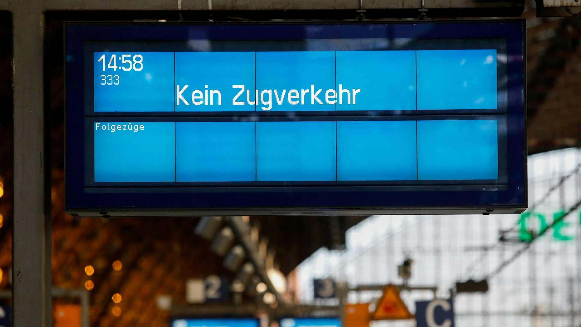 Am Kölner Hauptbahnhof steht auf einer Anzeigetafel „Kein Zugverkehr“. Die Gewerkschaft Deutscher Lokführer (GDL) will nach gescheiterten Tarifverhandlungen mit der Deutschen Bahn erneut streiken.