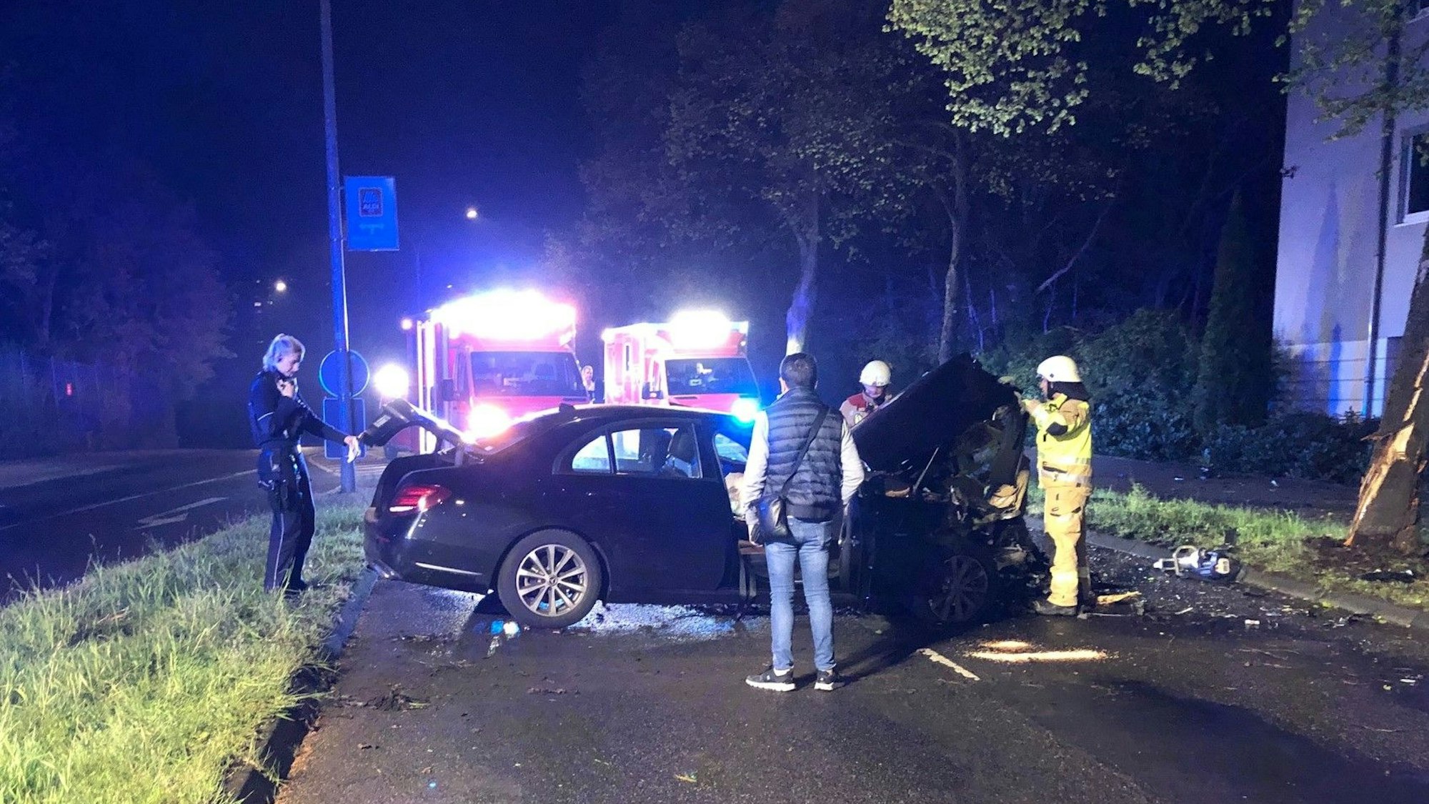 Ein beschädigtes Auto steht am Unfallort.