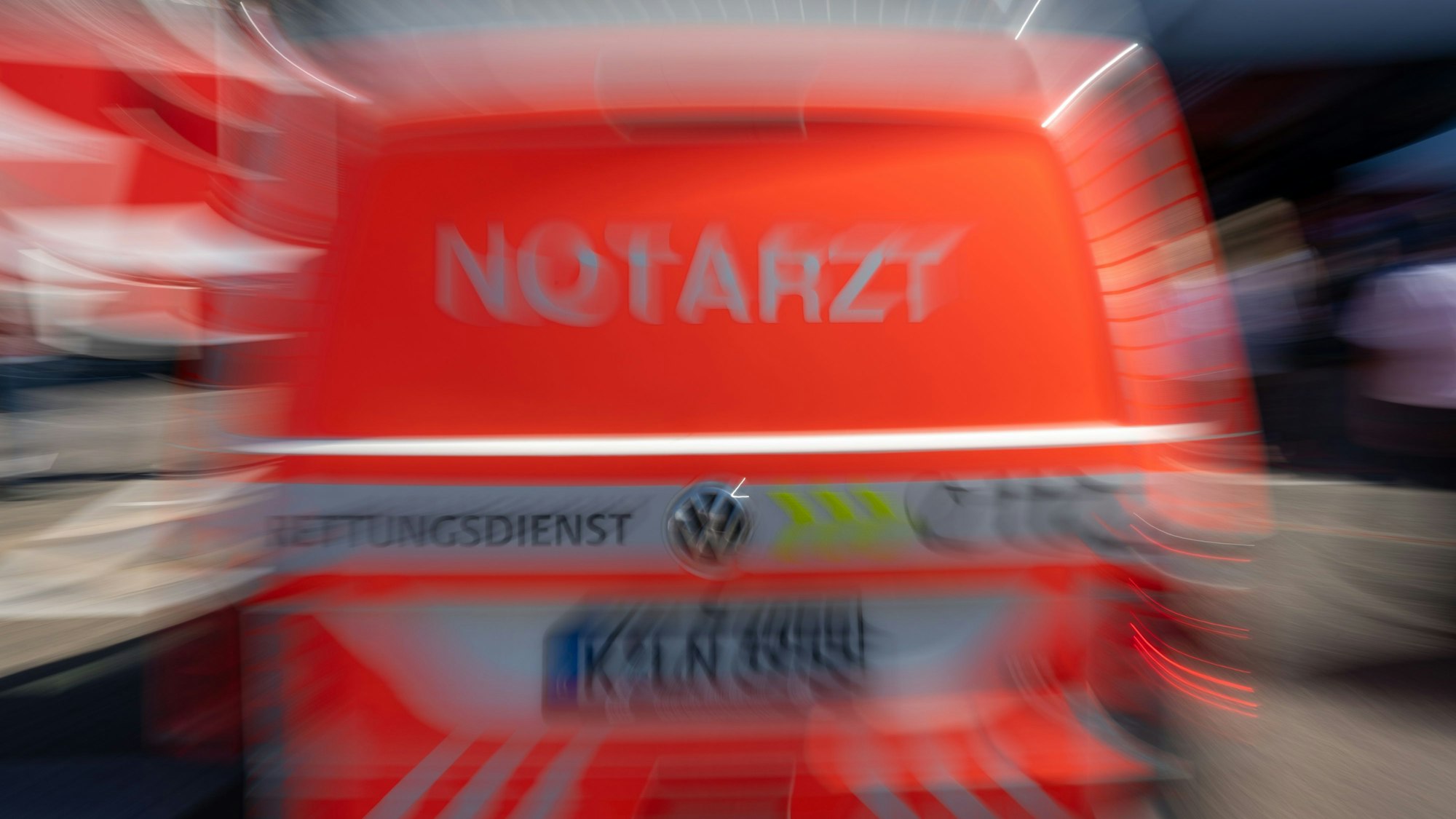 Ein Notarzteinsatzfahrzeug, leicht verfremdet durch einen Bildeffekt.