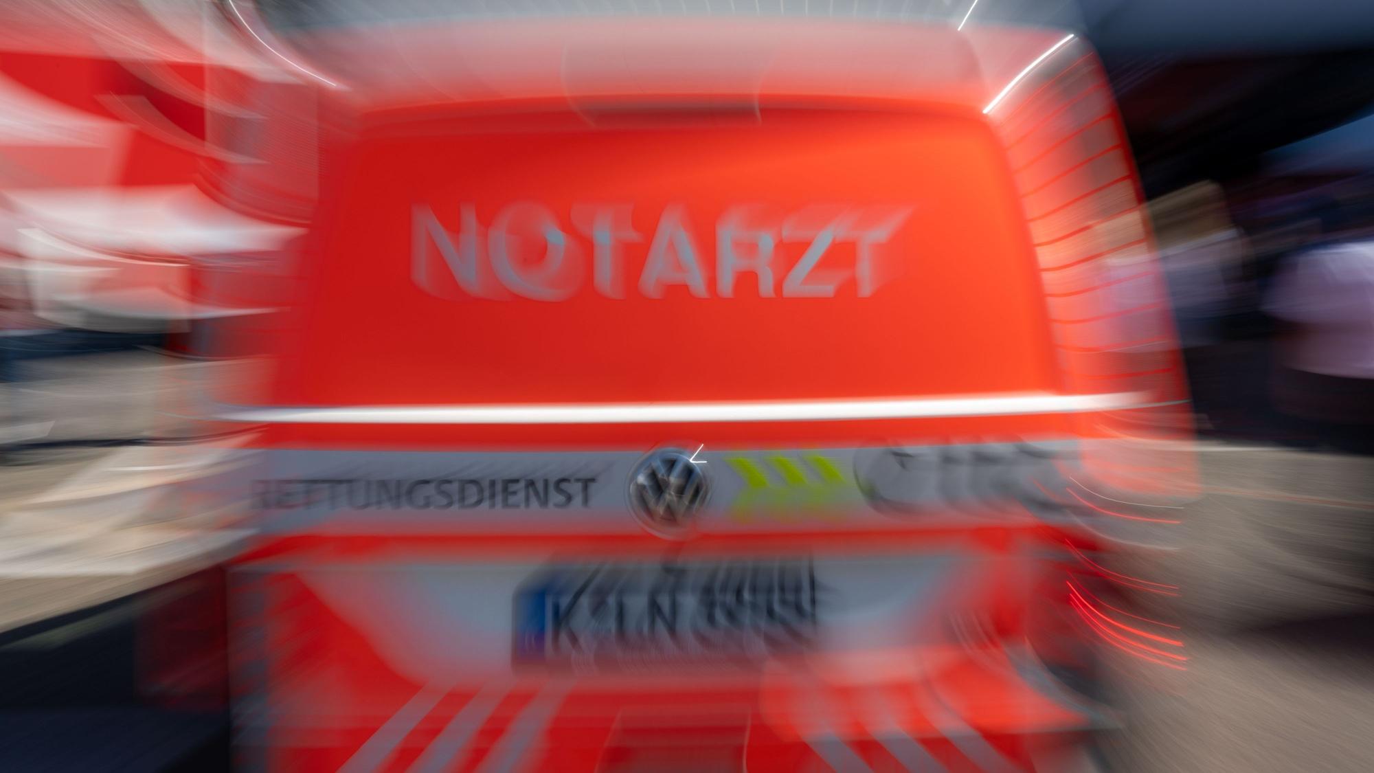 Ein Notarztfahrzeug von hinten mit viel Bewegungsunschärfe fotografiert.