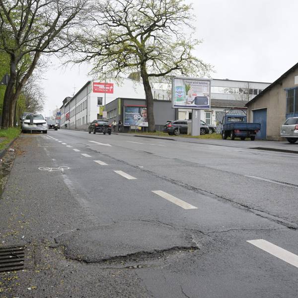 Schäden an der Paffrather Straße in Bergisch Gladbach.