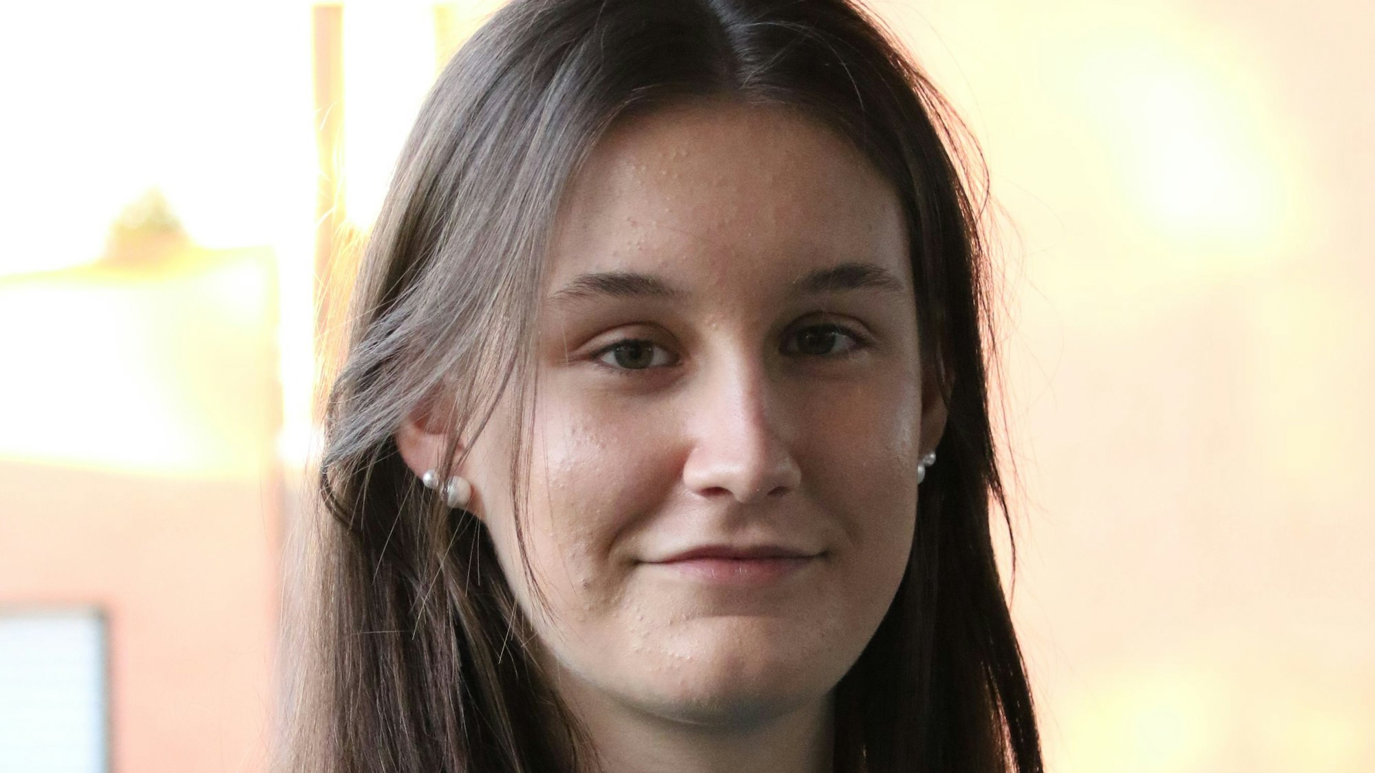 Das Bild zeigt ein Porträt von Handballerin Merle Muth und ist ein Ausschnitt aus einem Foto, das sie im Trikot von Borussia Dortmund zeigt.