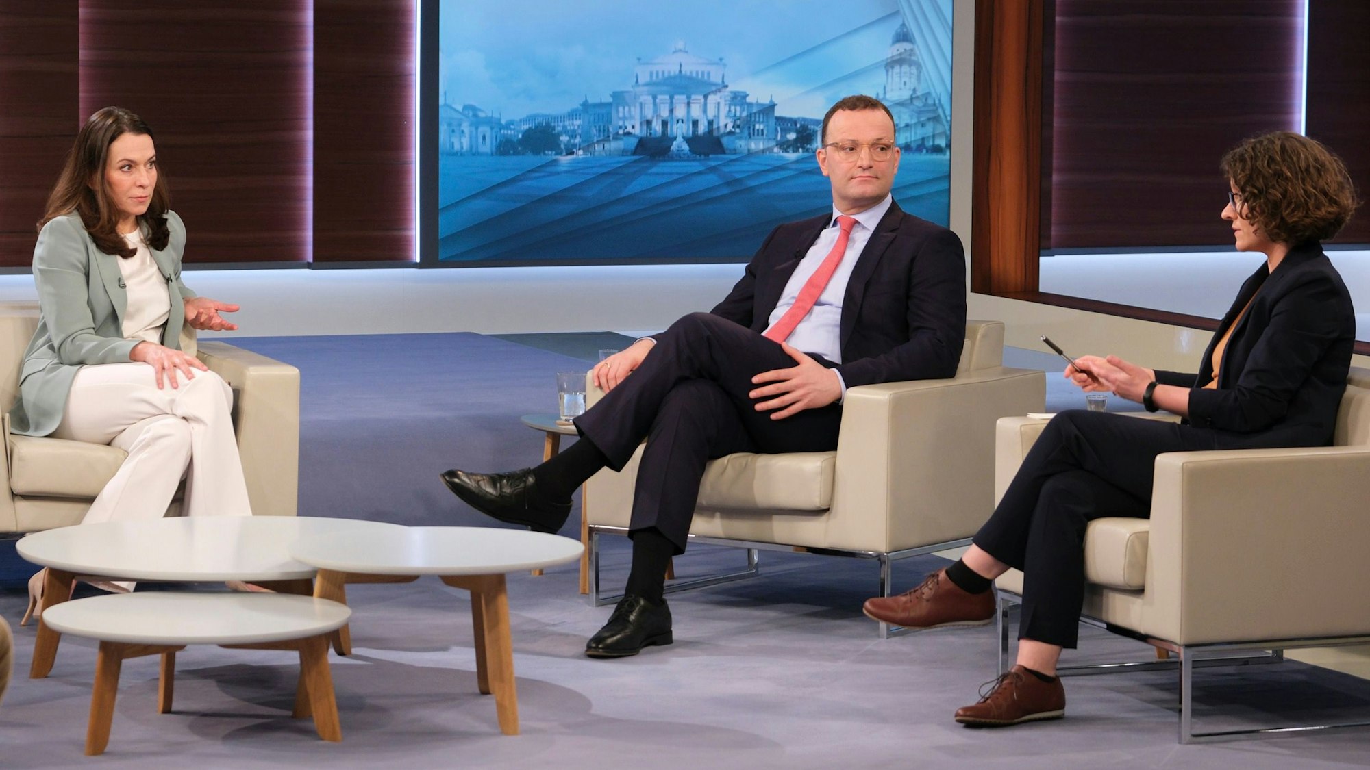 Anne Will (v.l.n.r.), Jens Spahn und Ann-Kathrin Büüsker