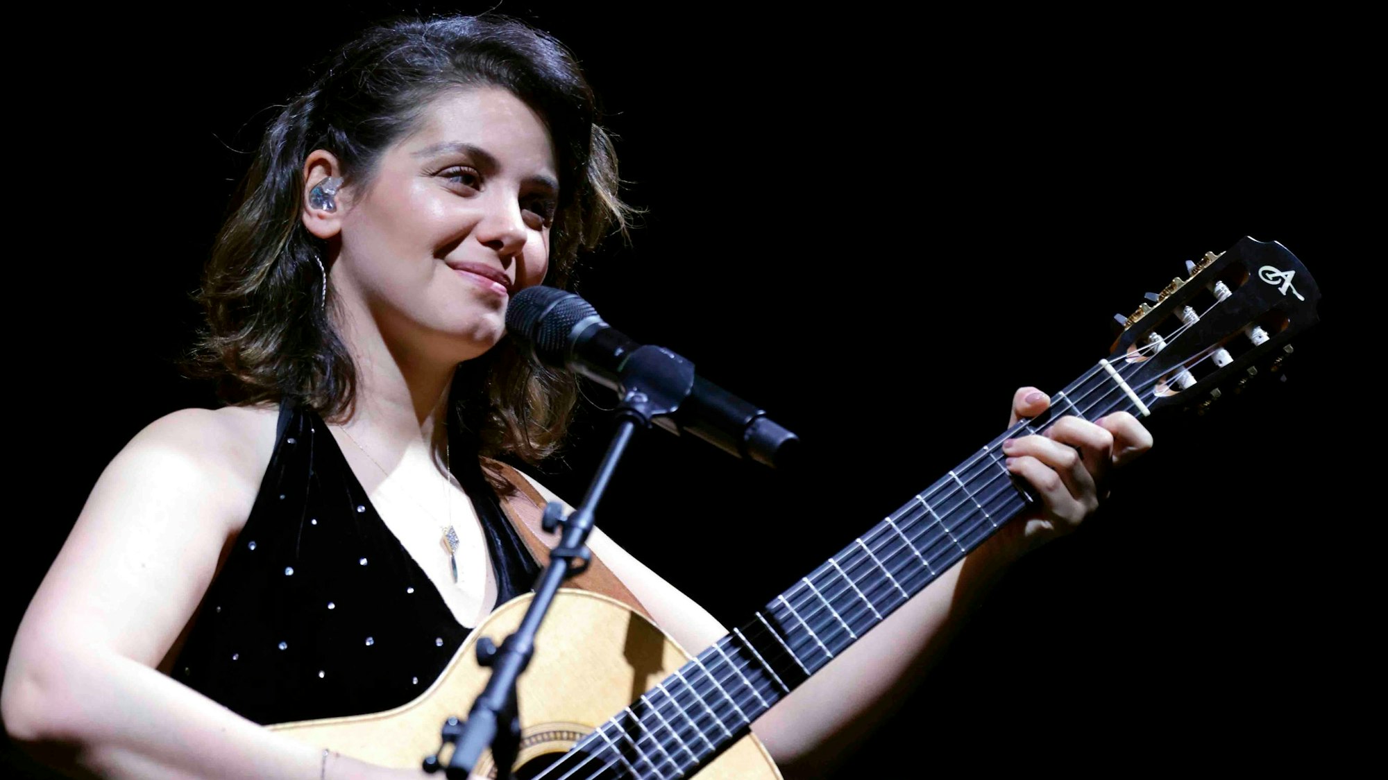 Katie Melua spielt bei ihrem Auftritt im Kölner Palladium auf ihrer Gitarre.
