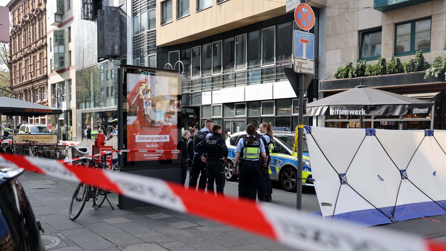 Polizisten auf der Ehrenstraße nach der Messerattacke am Freitag.