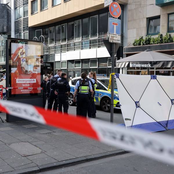 Polizisten auf der Ehrenstraße nach der Messerattacke am Freitag.