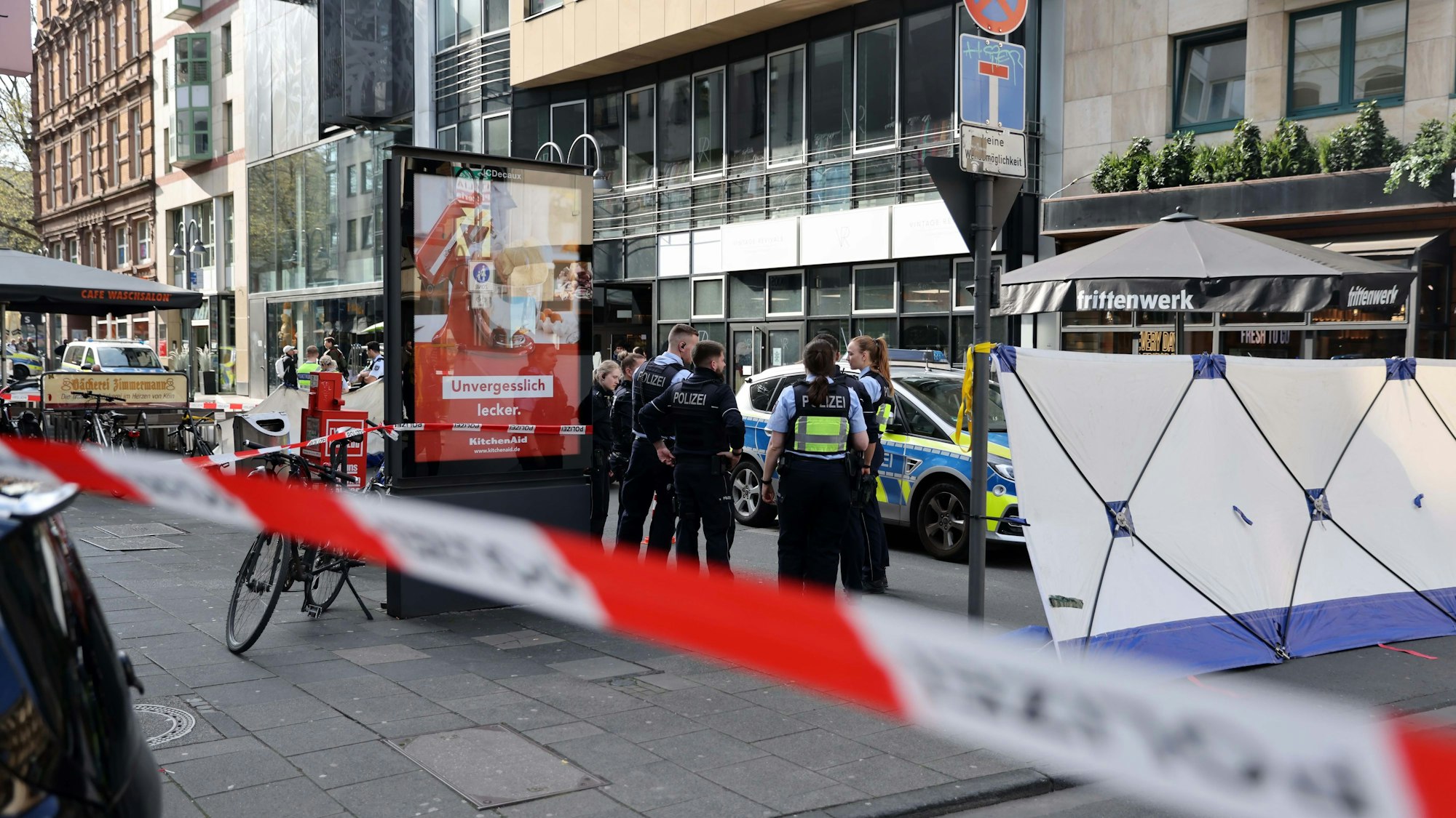 Polizisten auf der Ehrenstraße nach der Messerattacke am Freitag.