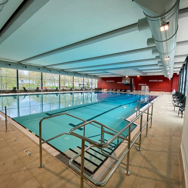 Das Bild zeigt das Schwimmbecken im renovierten Gartenhallenbad in Wesseling.