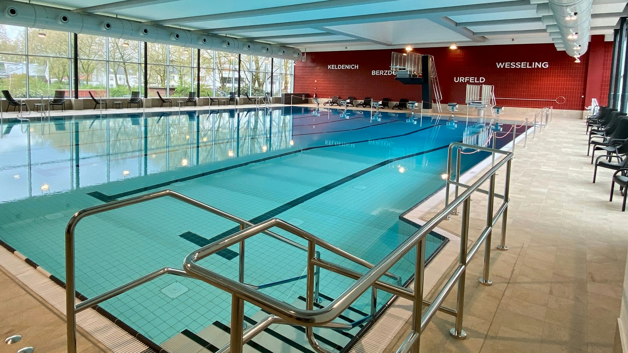 Das Bild zeigt das Schwimmbecken im renovierten Gartenhallenbad in Wesseling.