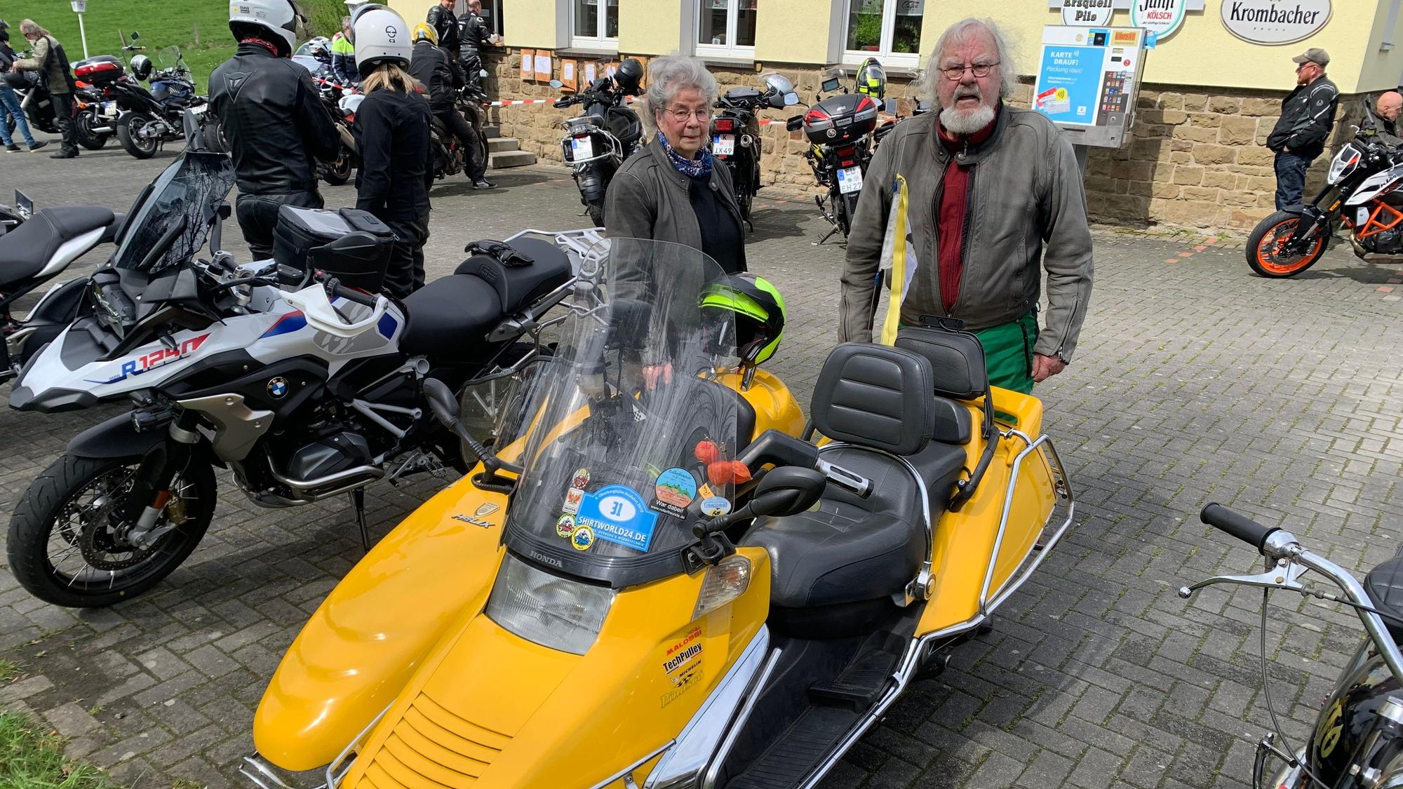 Ekke Kaplan (83, rechts) mit Gattin Elke an seinem Honda-Gespann.