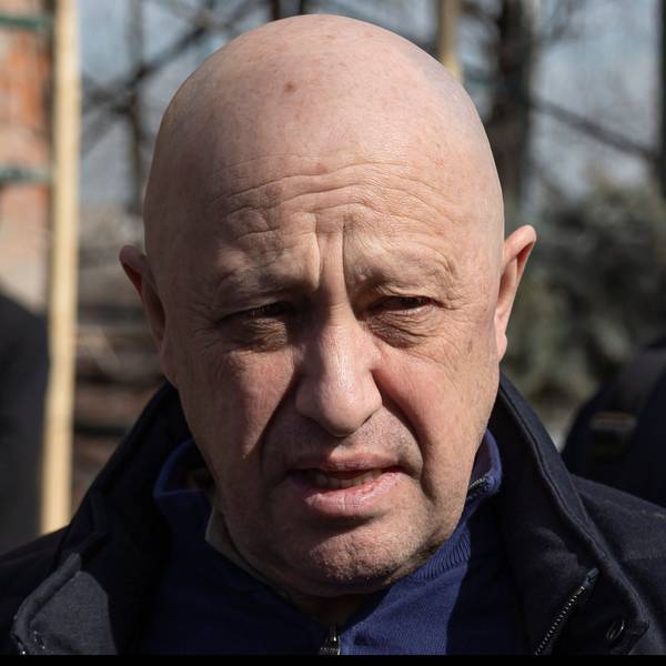 Jewgeni Prigoschin, Chef der russischen Privatarmee Wagner Group, nimmt an der Beisetzung des getöteten russischen Militärbloggers Tatarski auf dem Friedhof von Trojekurowskoje teil. (Archivbild)