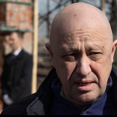 Jewgeni Prigoschin, Chef der russischen Privatarmee Wagner Group, nimmt an der Beisetzung des getöteten russischen Militärbloggers Tatarski auf dem Friedhof von Trojekurowskoje teil. (Archivbild)