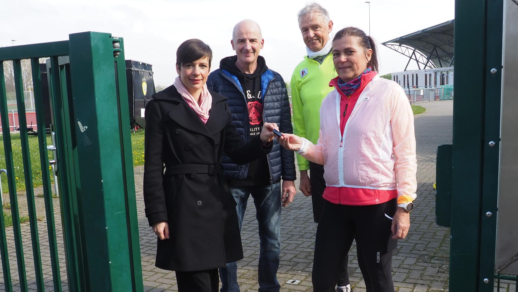 Bürgermeisterin Carolin Weitzel, Peter Kaulen, Gerhard Illian, Claudia Hartmann begutachten das Schliepsystem. (v.l.)