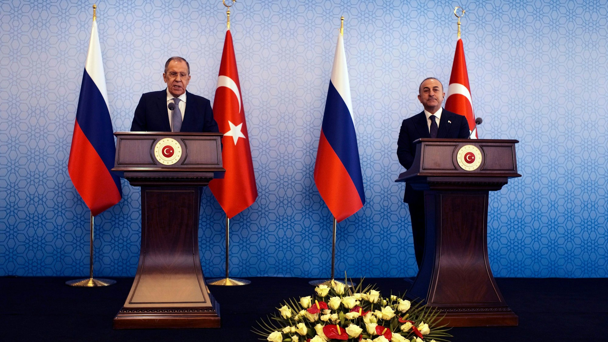 07.04.2023, Türkei, Ankara: Mevlüt Cavusoglu (r), Außenminister der Türkei, und Sergej Lawrow, Außenminister von Russland, geben nach einem Gespräch eine gemeinsame Pressekonferenz.