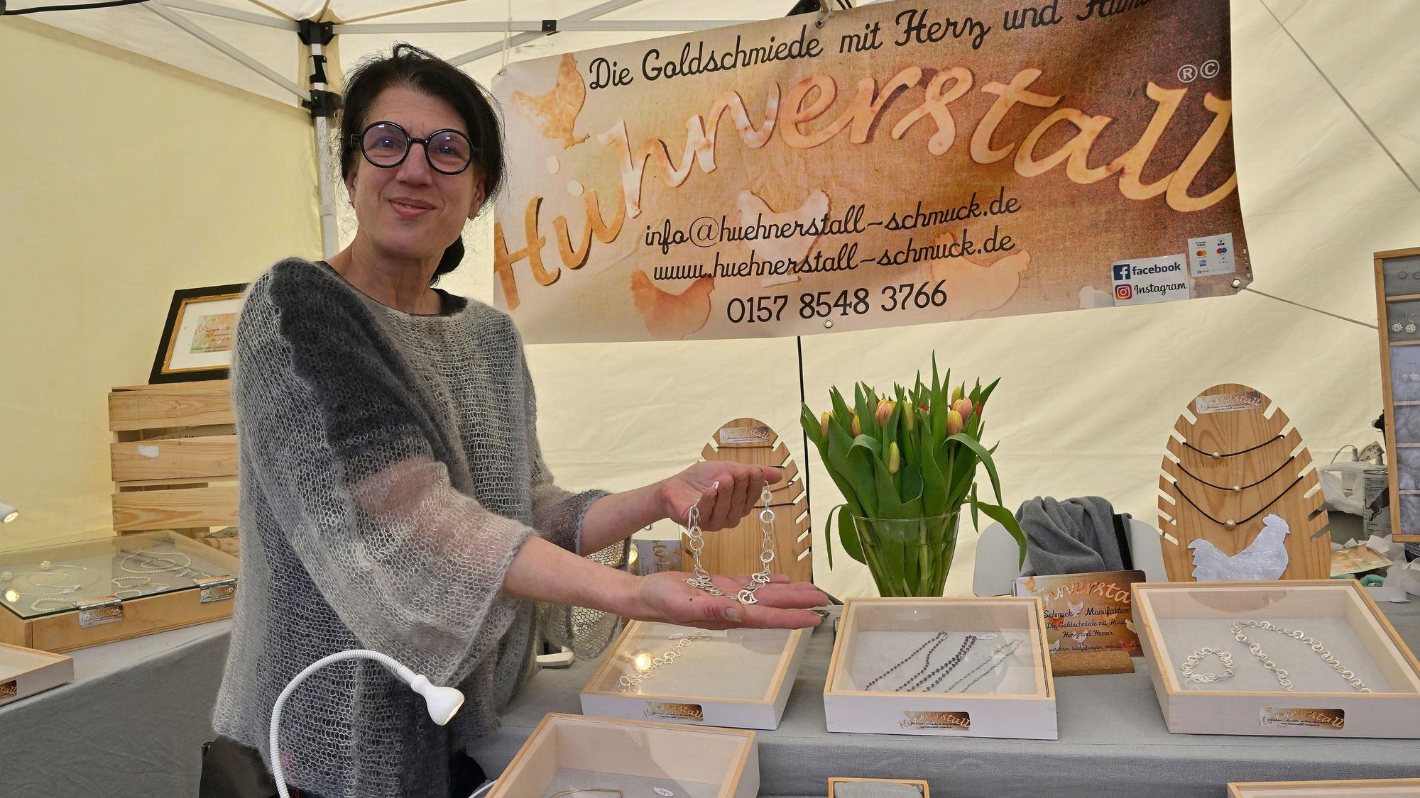 Anders als es der Name erwarten lässt: Im „Hühnerstall“ gibt es Schmuck aus der Goldschmiede zu kaufen.