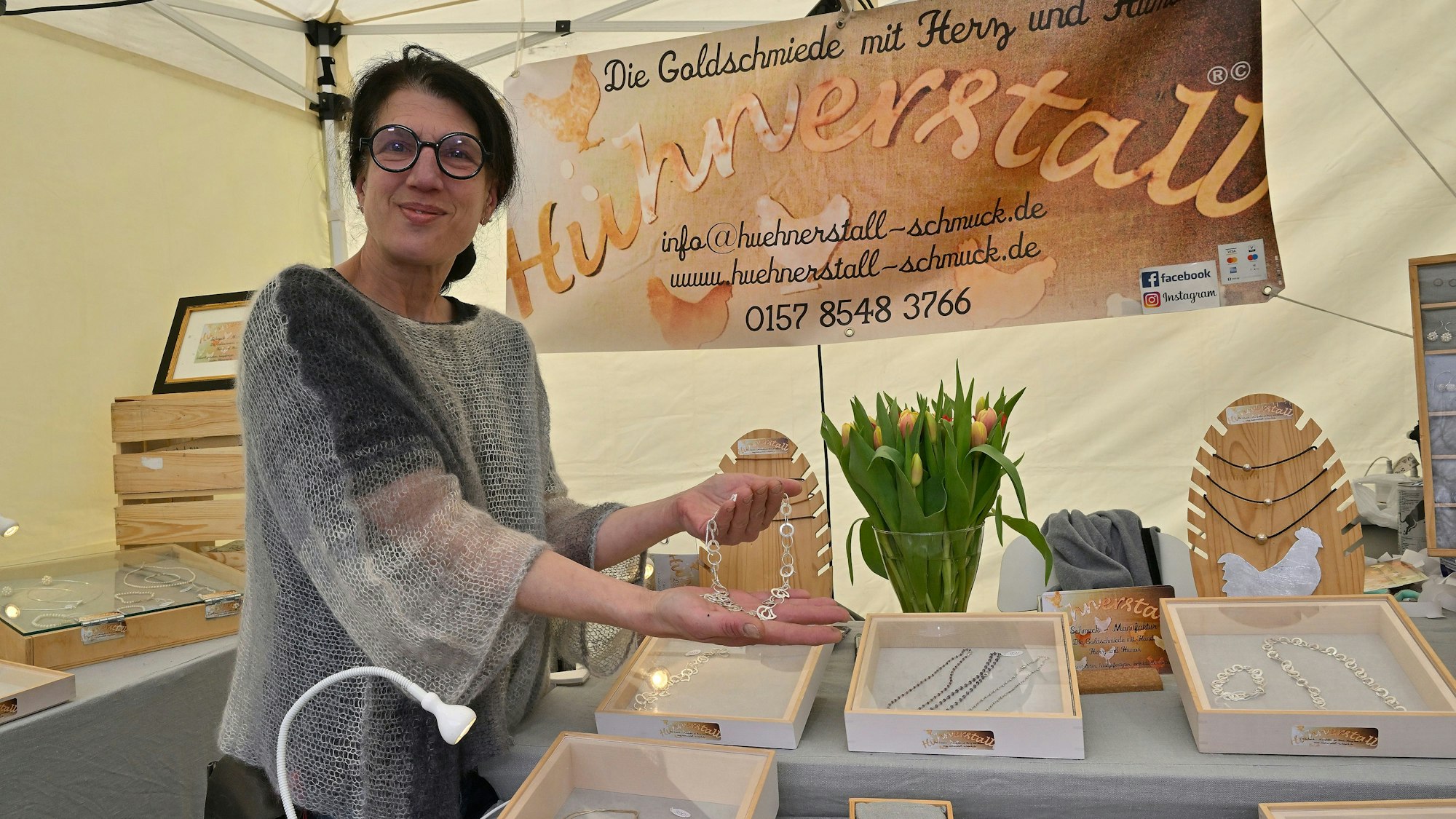 Anders als es der Name erwarten lässt: Im „Hühnerstall“ gibt es Schmuck aus der Goldschmiede zu kaufen.