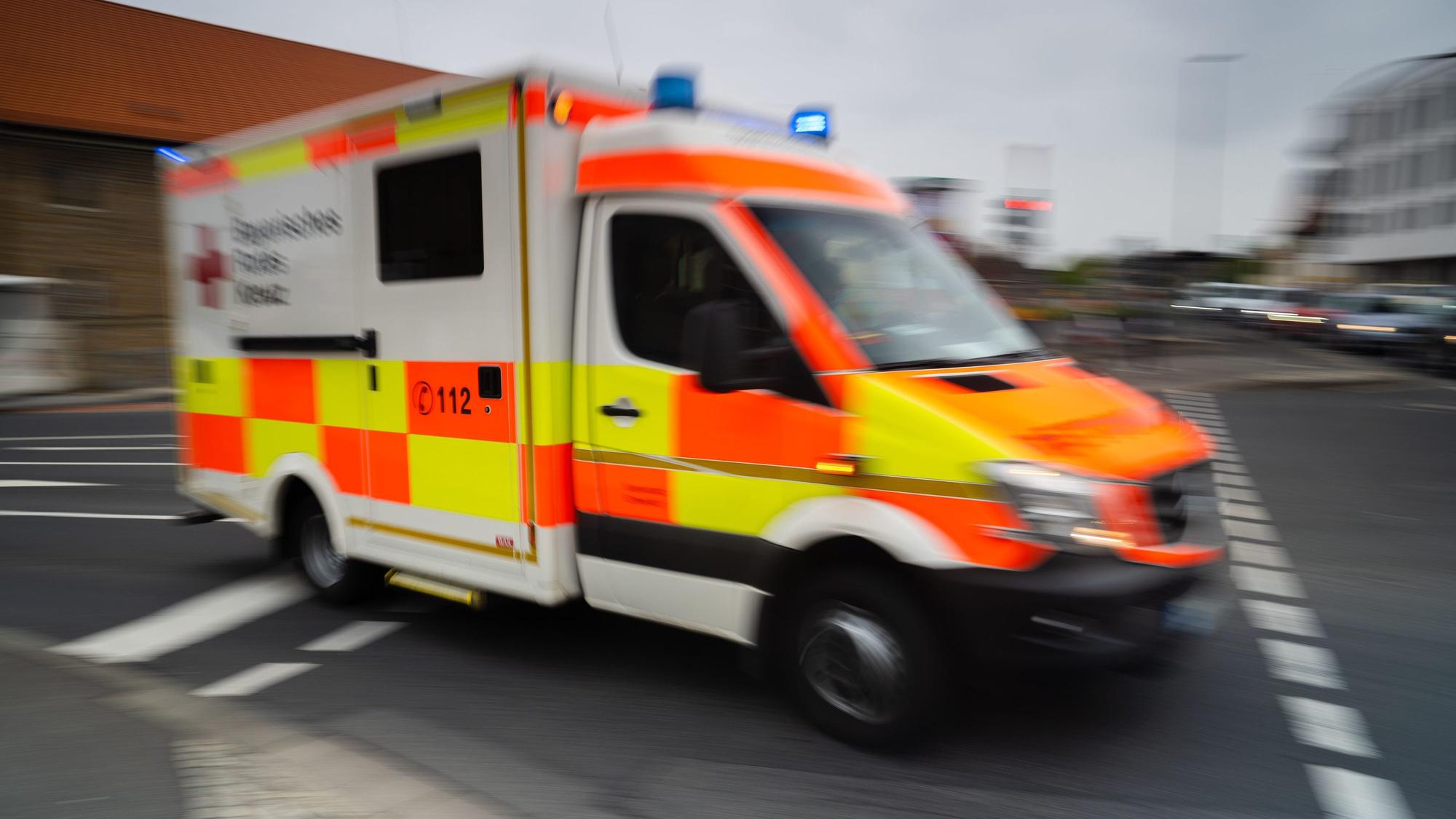 Ein Rettungswagen fährt mit Blaulicht
