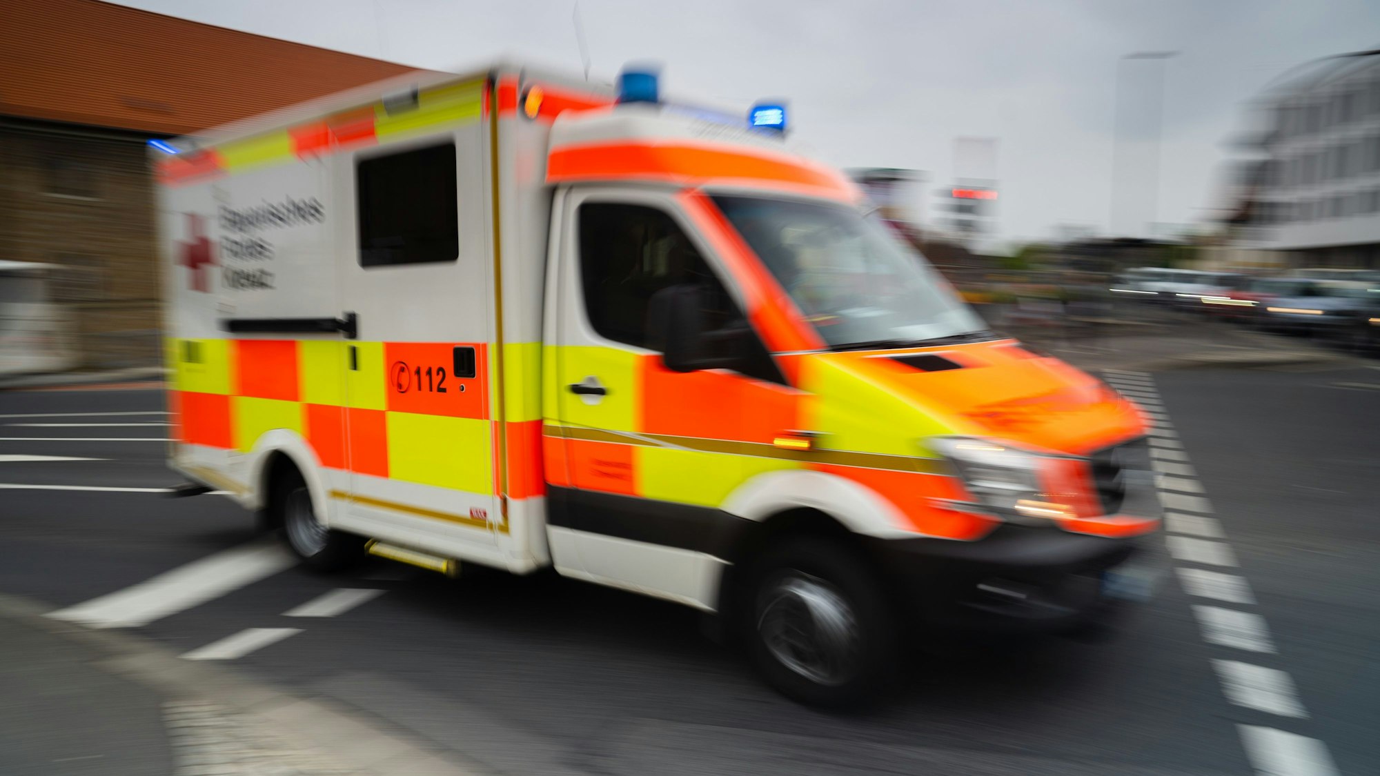 Ein Rettungswagen fährt mit Blaulicht