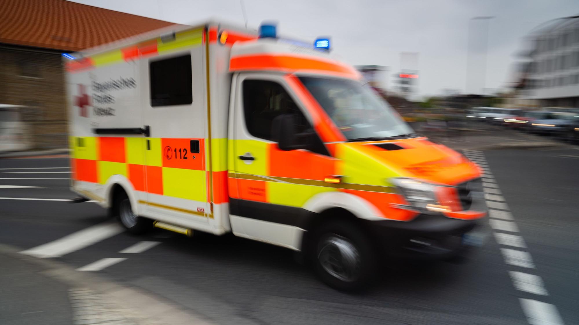 Ein Rettungswagen fährt mit Blaulicht durch Schweinfurt.
