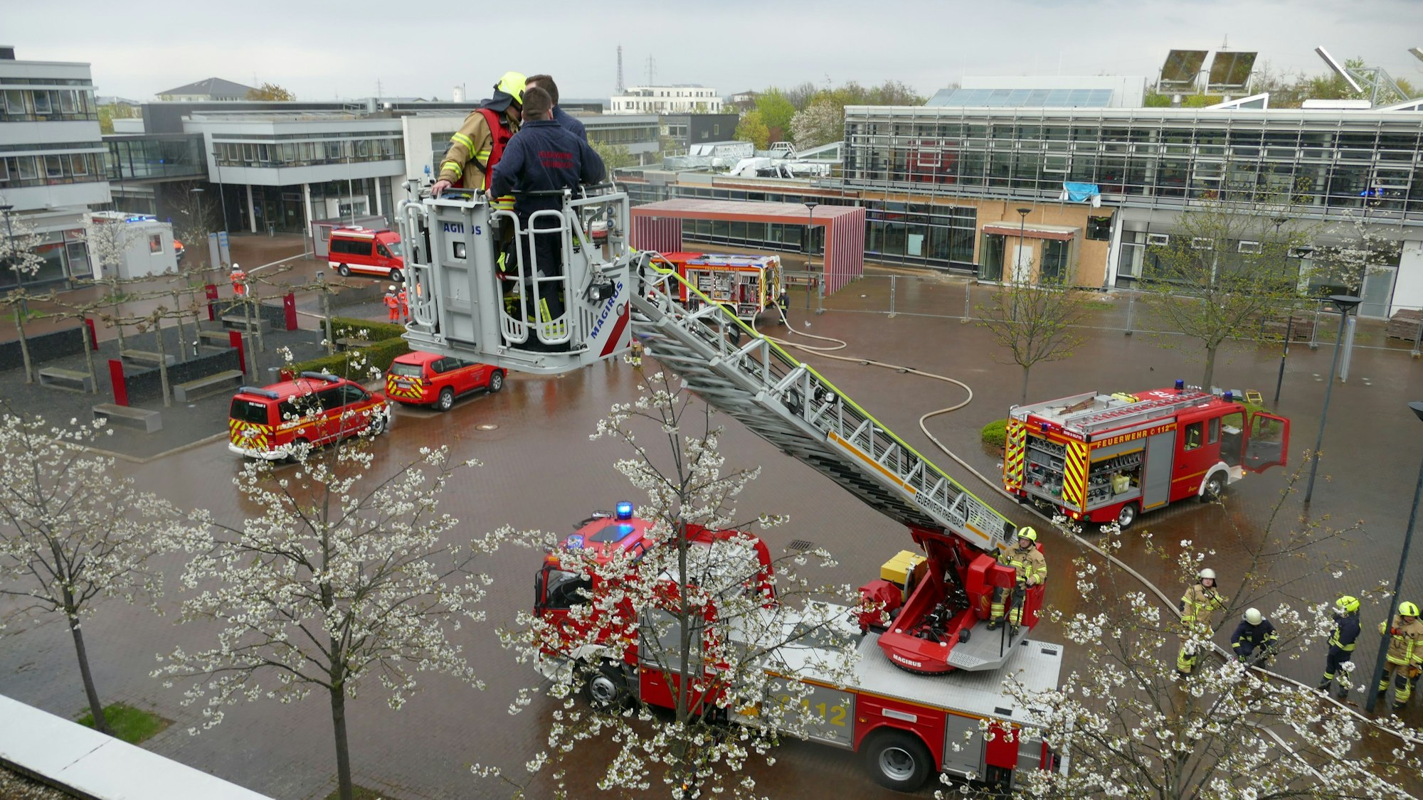 Übung der Feuerwehr Rheinbach am 20. April 2023
Menschen wurden über die Drehleiter gerettet.