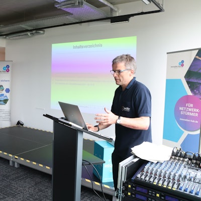 Der Sprecher der ADFC-Ortsgruppe Oberberg-Mitte, Eike Schmilinsky, präsentiert die Ergebnisse des Fahrradklimatests 2023.