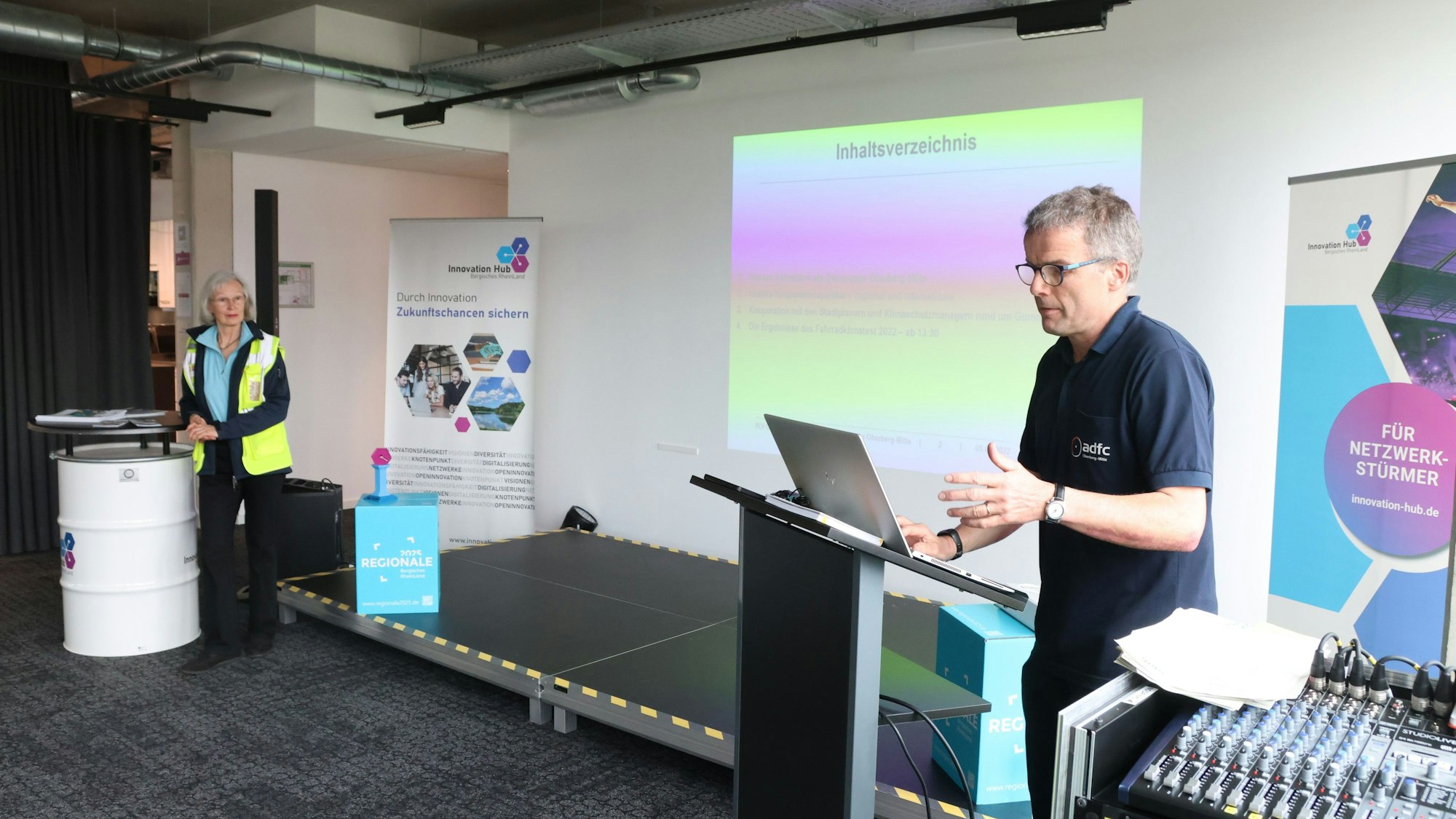 Der Sprecher der ADFC-Ortsgruppe Oberberg-Mitte, Eike Schmilinsky, präsentiert die Ergebnisse des Fahrradklimatests 2023.