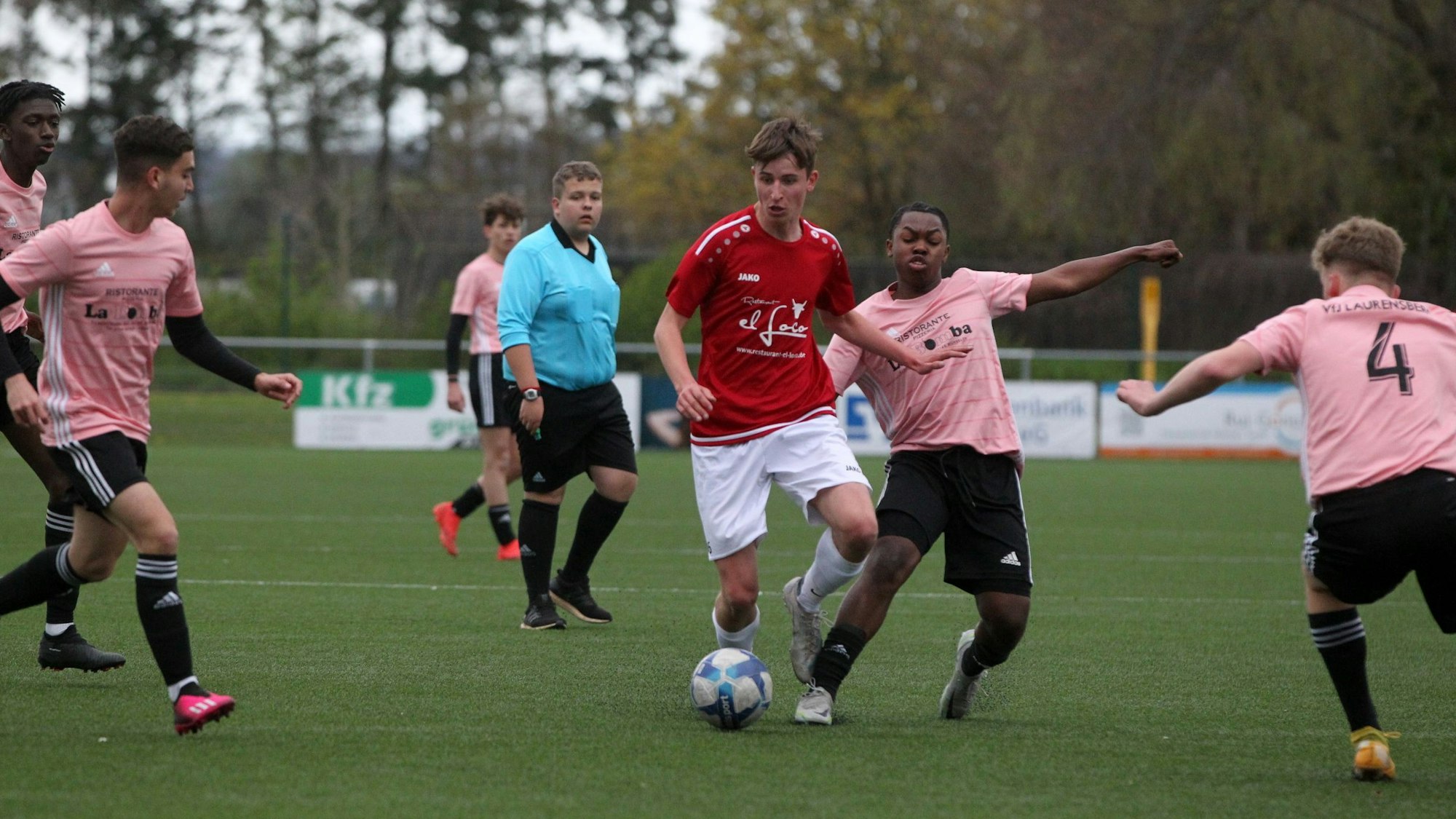 Die B-Jugend der JSG Erft 01 (rote Trikots), hier Julius Prasmo-Klaßen, gewann 2:0 gegen Verfolger Laurensberg.