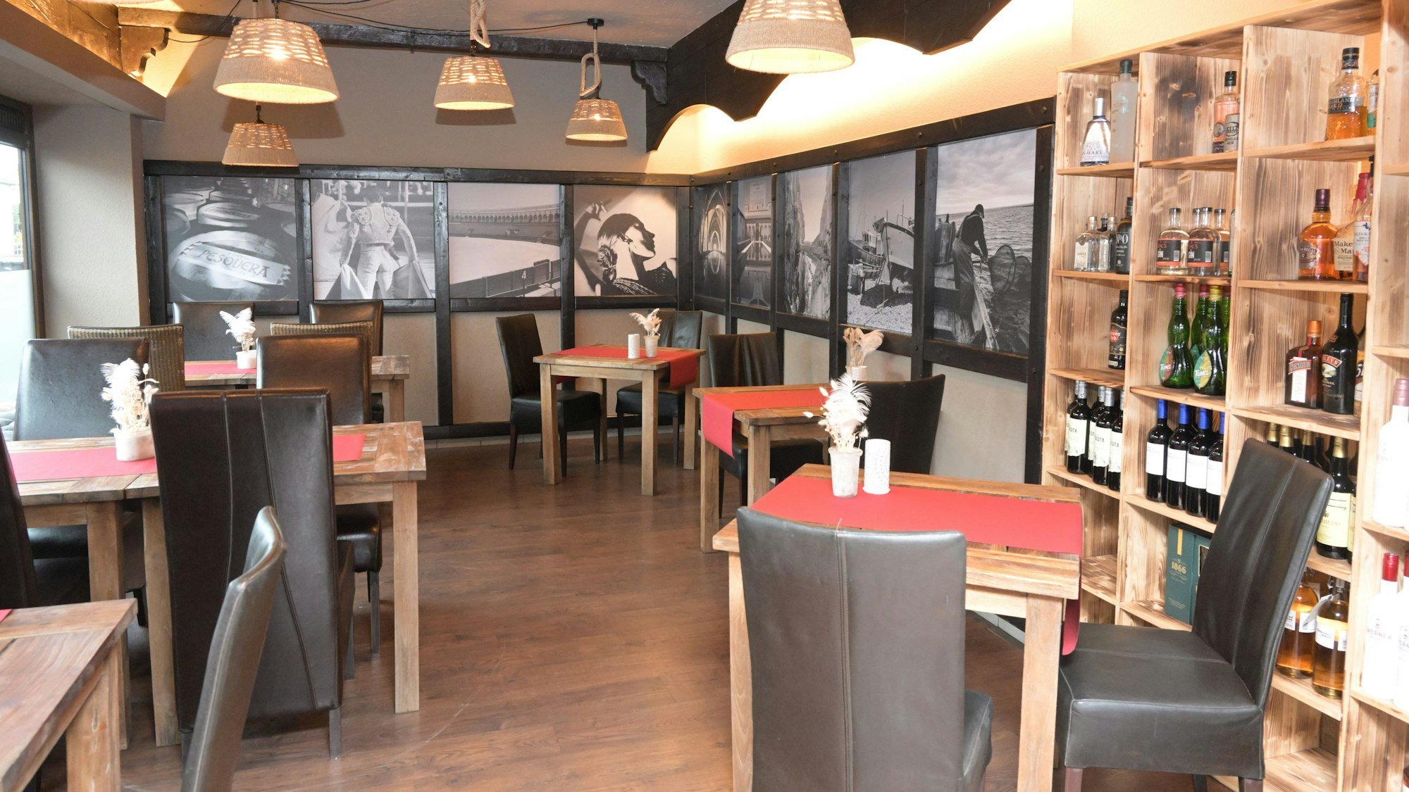 Leere Stühle und Tische im Miguel's in Bergisch Gladbach-Moitzfeld.