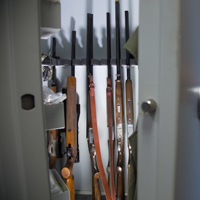 Ein gepanzerter Waffenschrank mit Langwaffen.