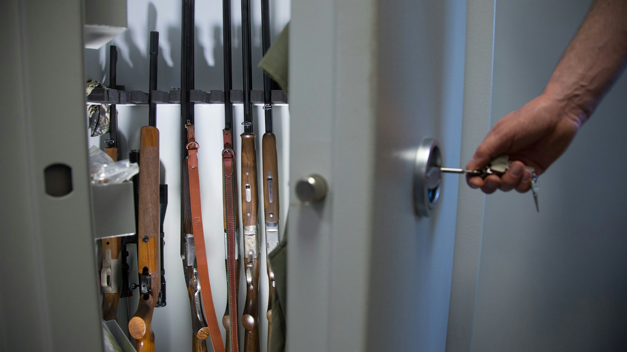 Ein gepanzerter Waffenschrank mit Langwaffen.