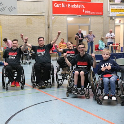 Blick auf eine sechsköpfige Rollstuhl-Mannschaft.