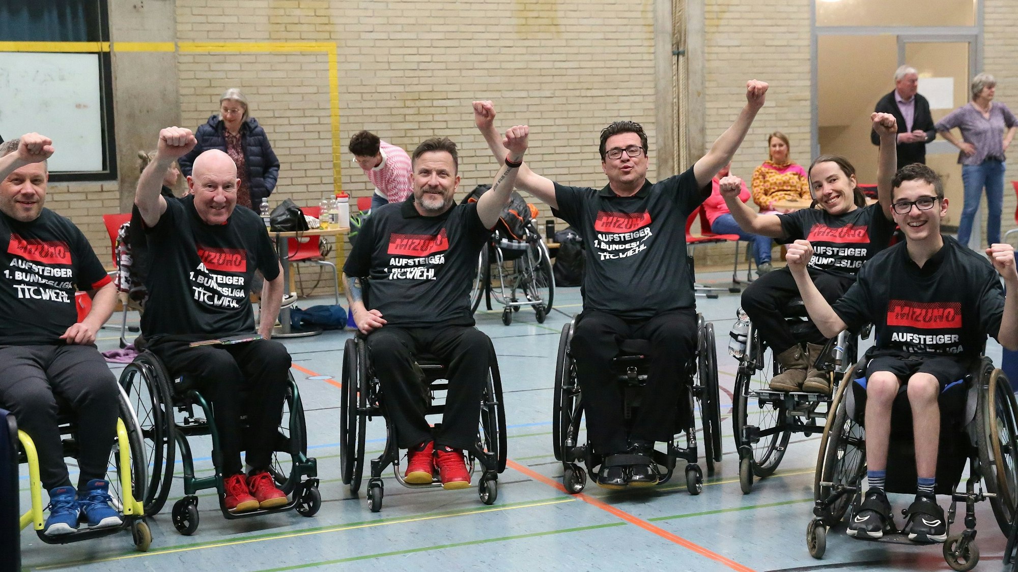 Blick auf eine sechsköpfige Rollstuhl-Mannschaft.